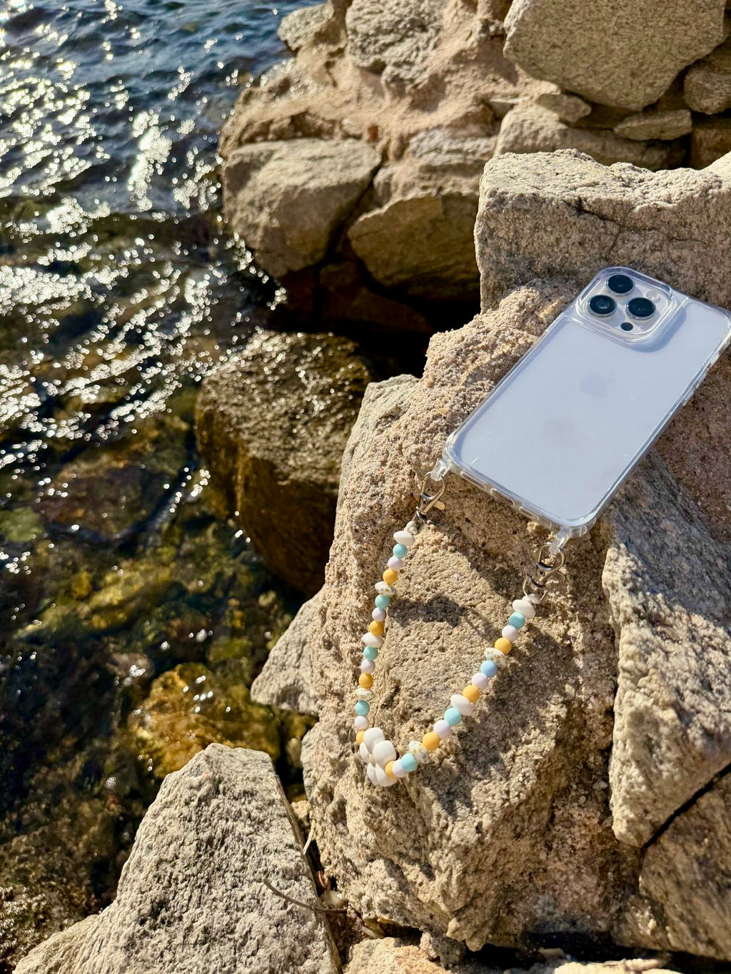 Chaîne téléphone été 34cm nuances claires perles pastel fait main Atelier Aorée
