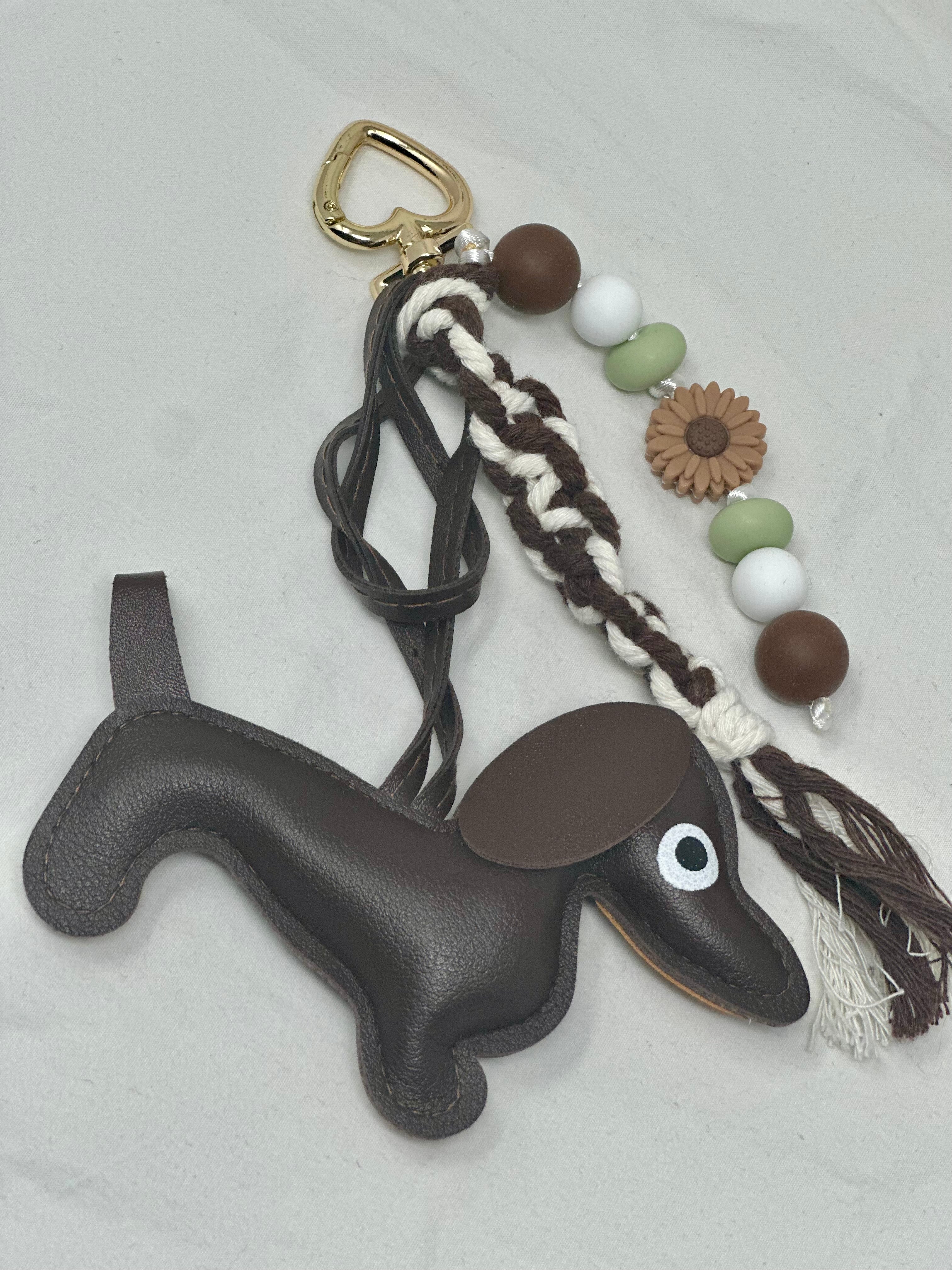 Le Grigri Teckel Marron & Vert Pistache- Atelier Aorée