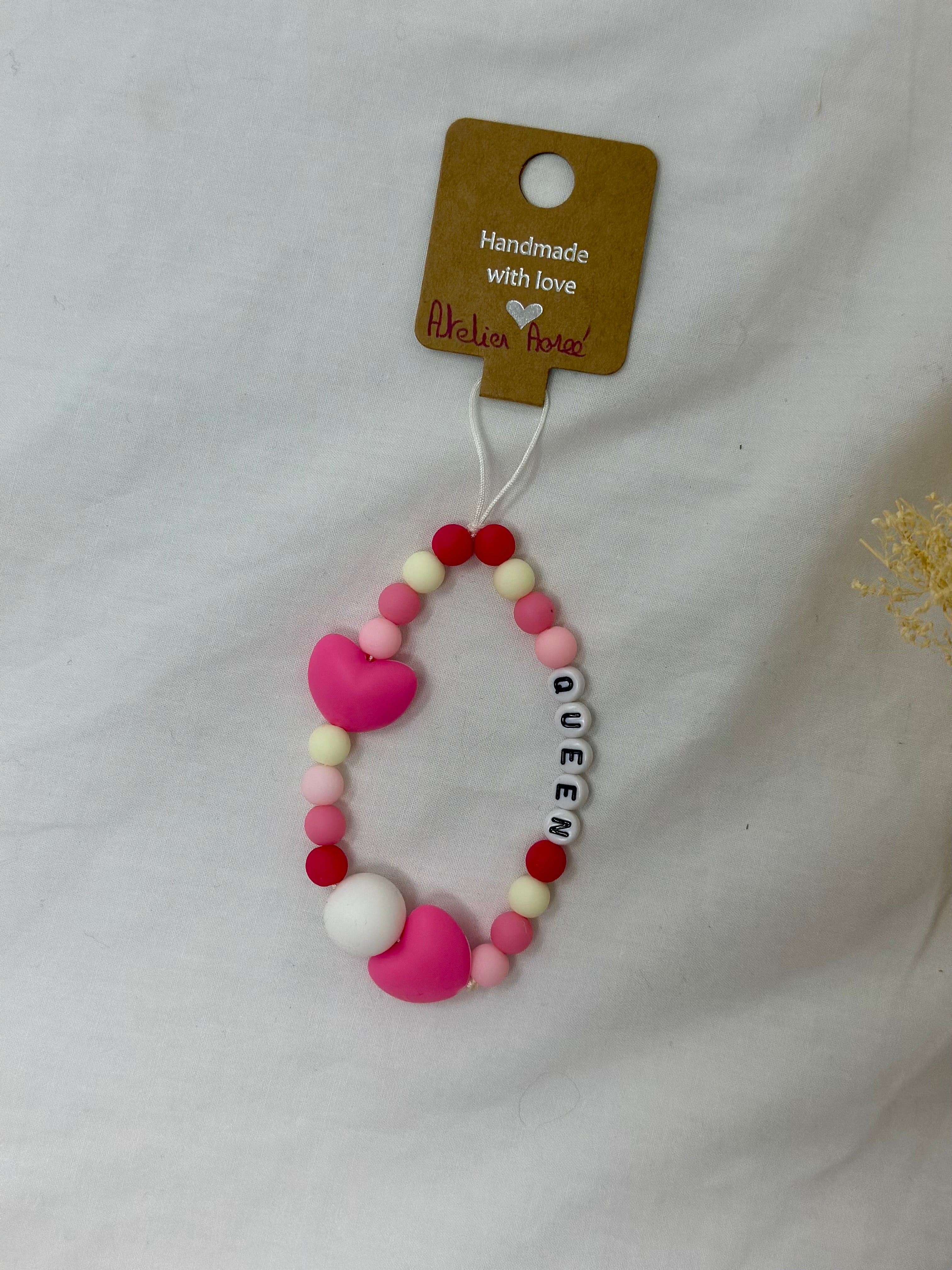 Bijou téléphone Queen 13cm perles dorées royales couronne Atelier Aorée
