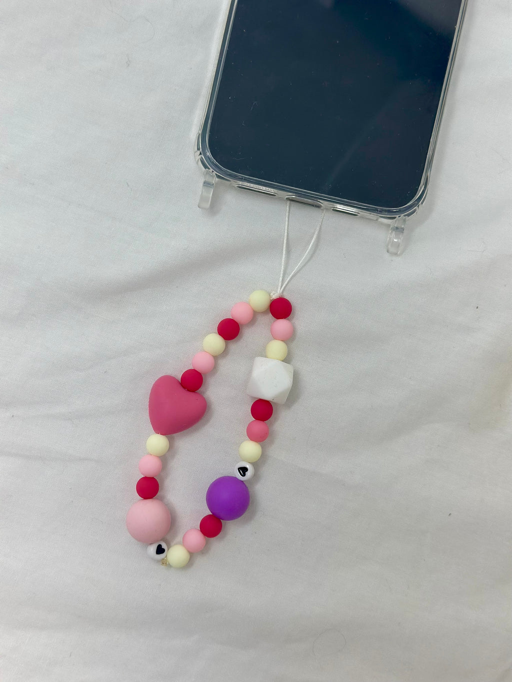 Bijou téléphone amour 16cm perles roses romantiques coeur Atelier Aorée

