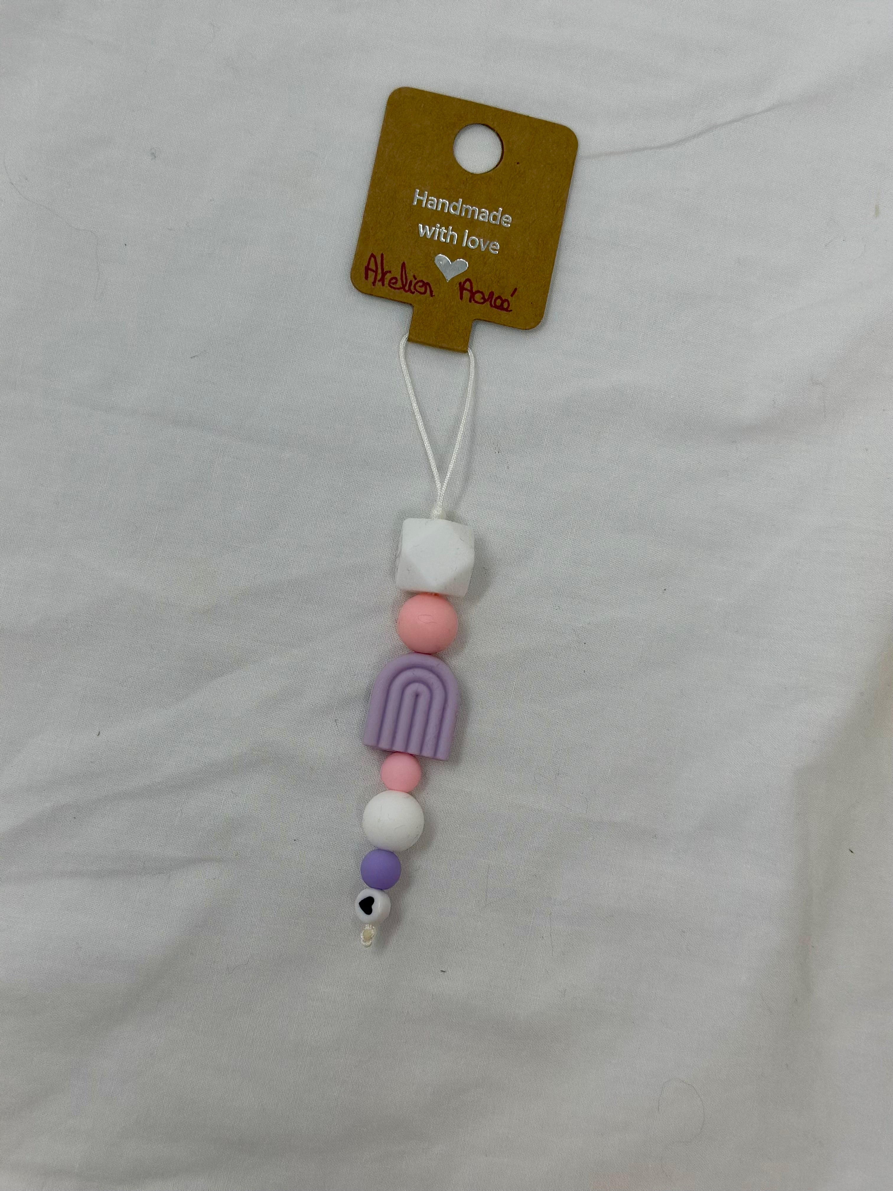 Bijou téléphone arc-en-ciel 13cm rose mauve perles multicolores Atelier Aorée
