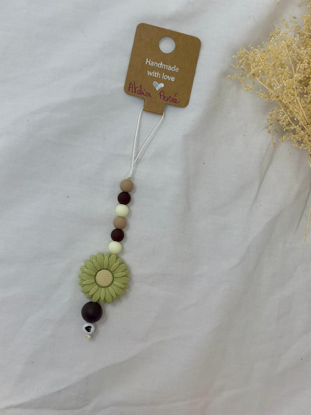 Bijou téléphone vert 16cm marguerite bohème perles nature Atelier Aorée
