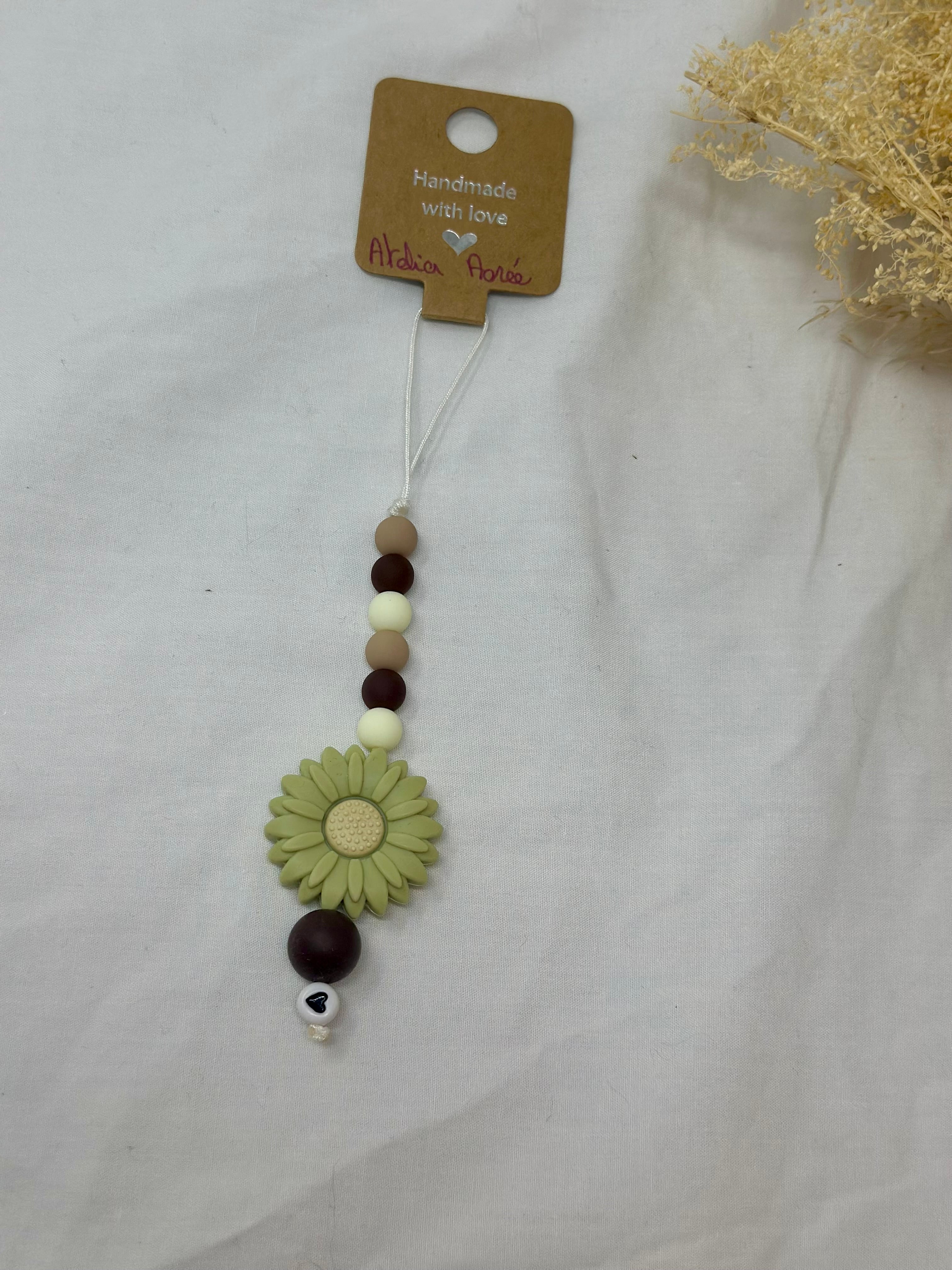 Bijou téléphone vert 16cm marguerite bohème perles nature Atelier Aorée
