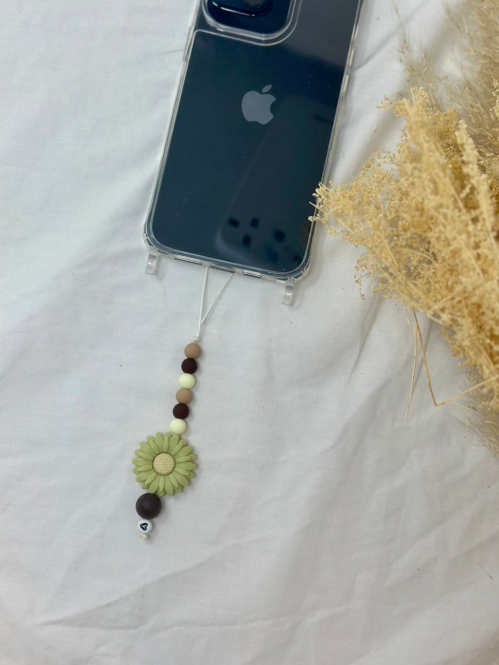 Bijou téléphone vert 16cm marguerite bohème perles nature Atelier Aorée
