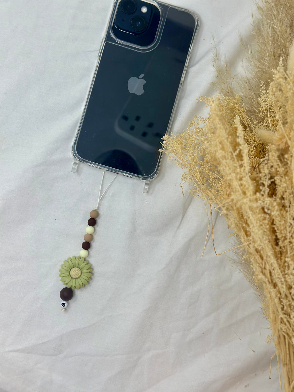 Bijou téléphone vert 16cm marguerite bohème perles nature Atelier Aorée
