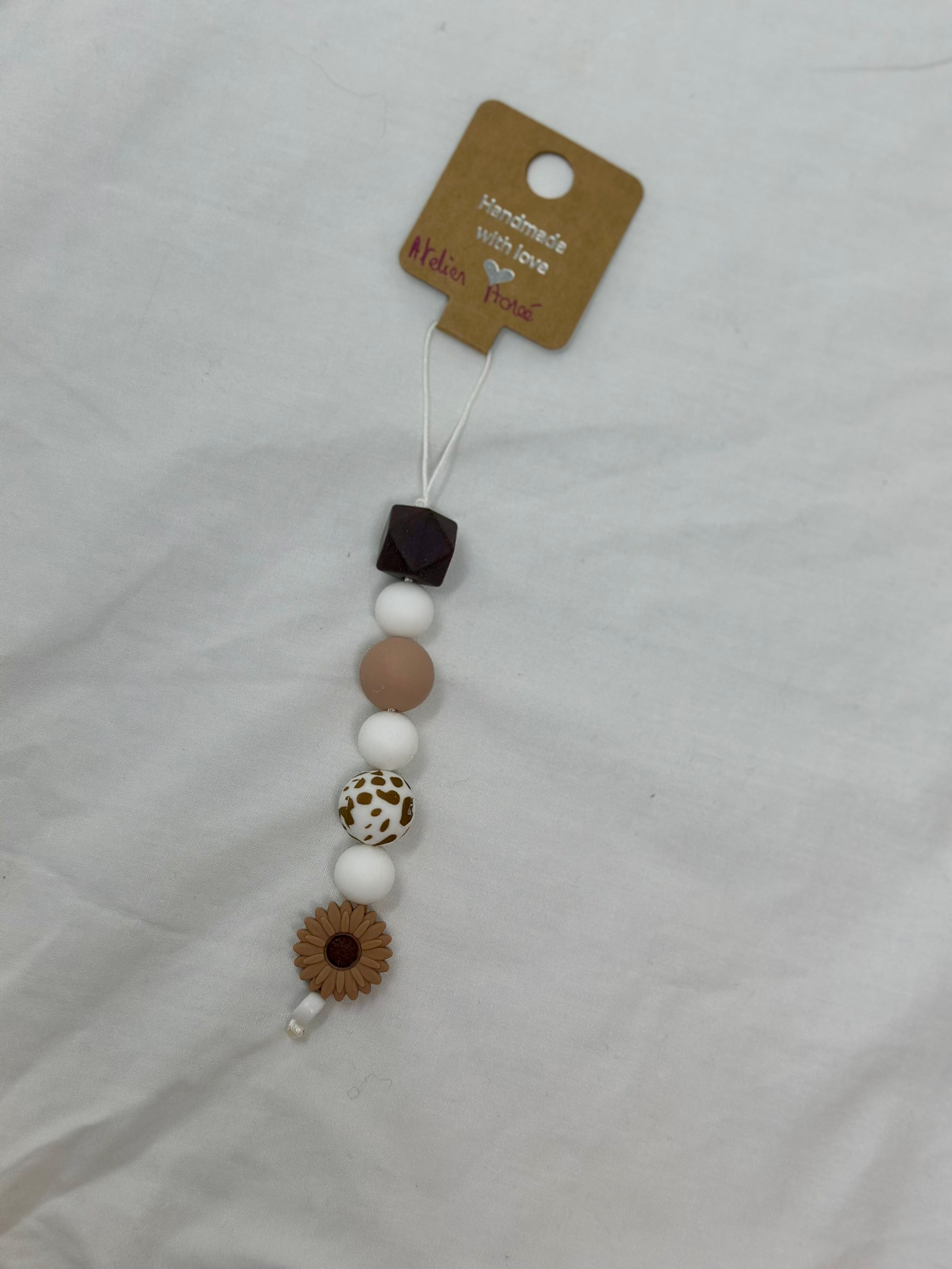 Bijou téléphone léopard 16cm tendance animal print perles fauves Atelier Aorée
