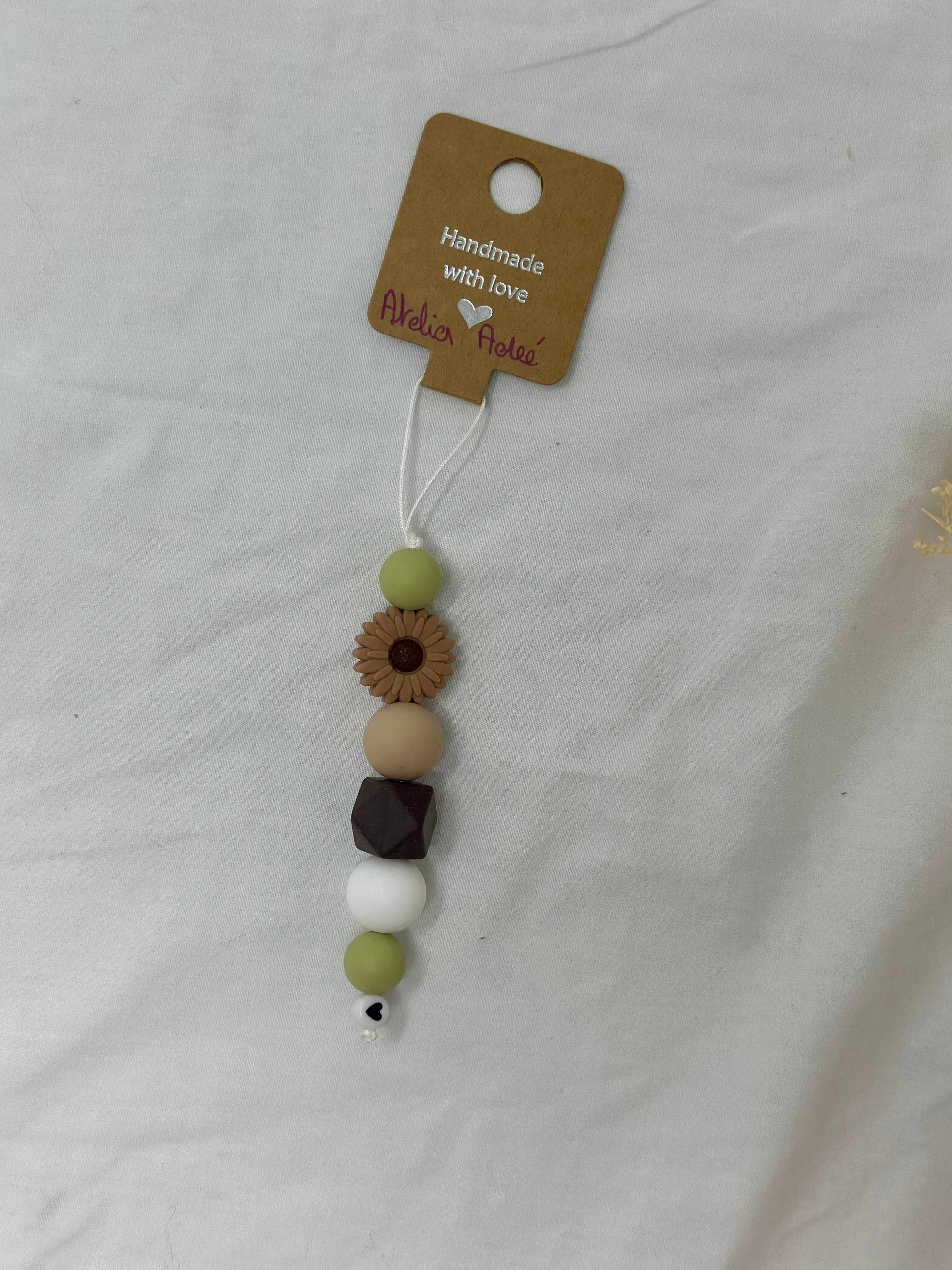 Bijou téléphone pistache 14cm macaron bohème perles vertes Atelier Aorée
