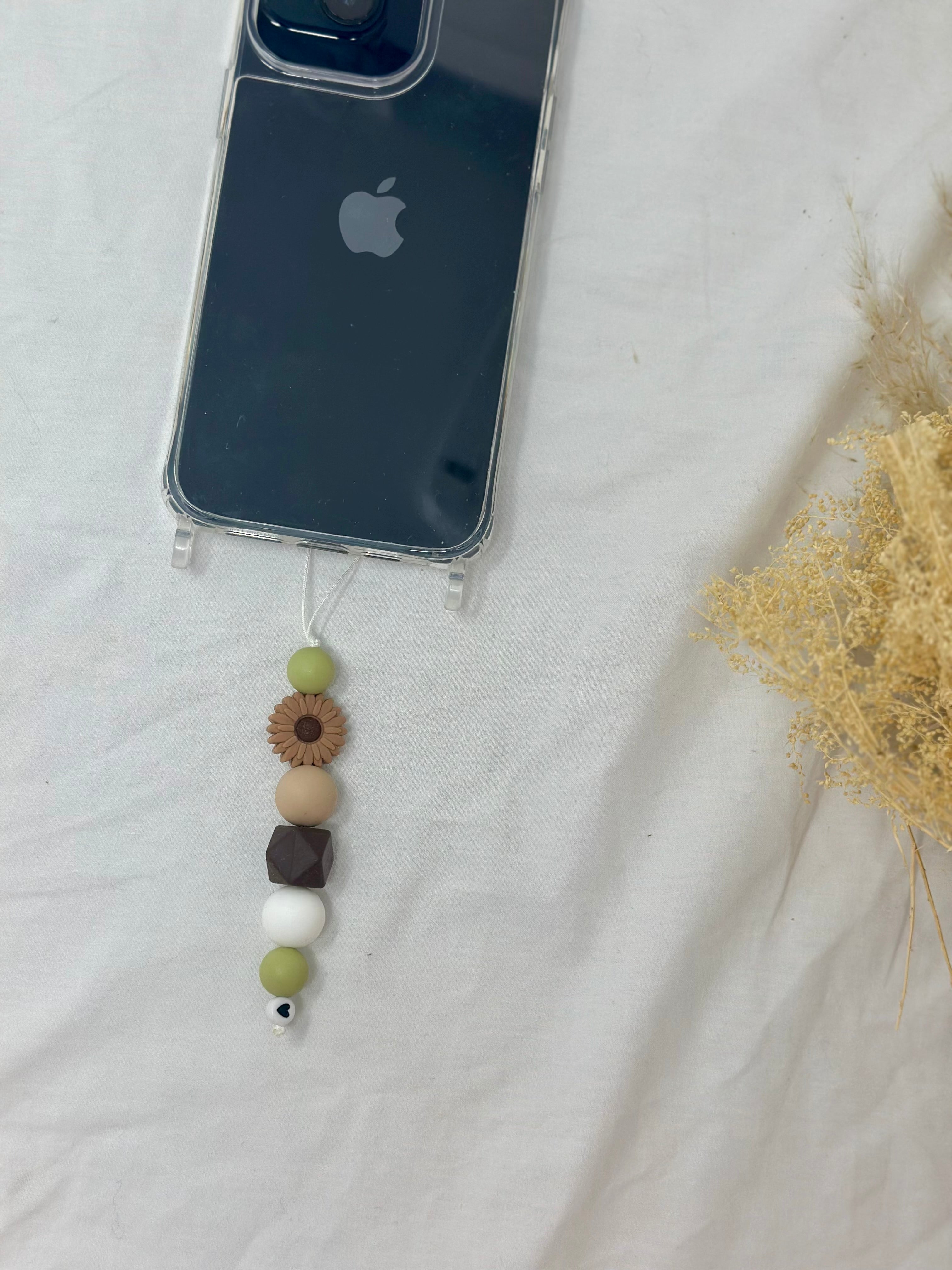 Bijou téléphone pistache 14cm macaron bohème perles vertes Atelier Aorée
