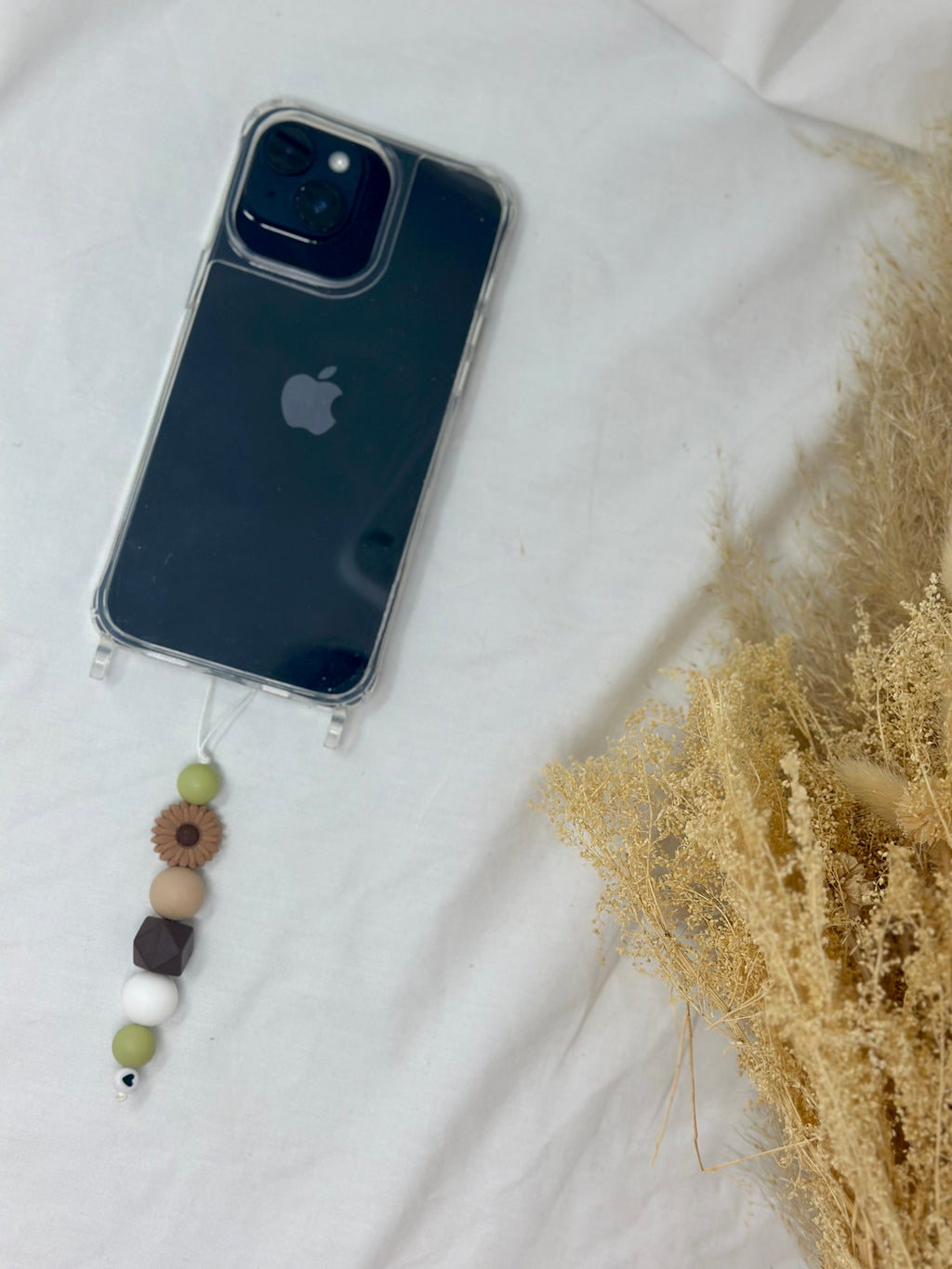 Bijou téléphone pistache 14cm macaron bohème perles vertes Atelier Aorée
