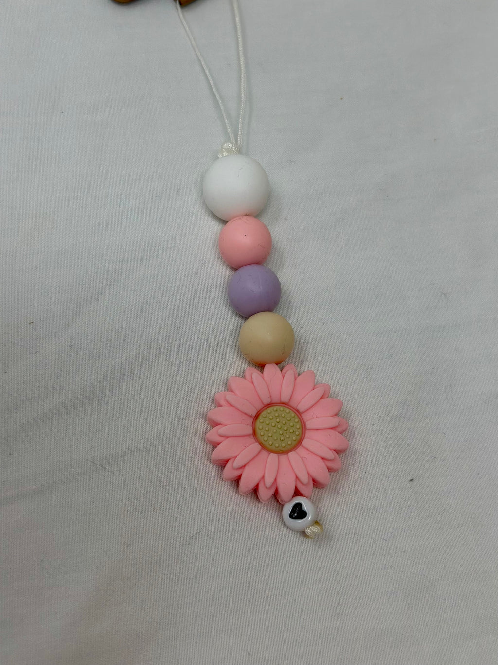 Bijou téléphone romanesque 15cm grande fleur rose perles tendres Atelier Aorée
