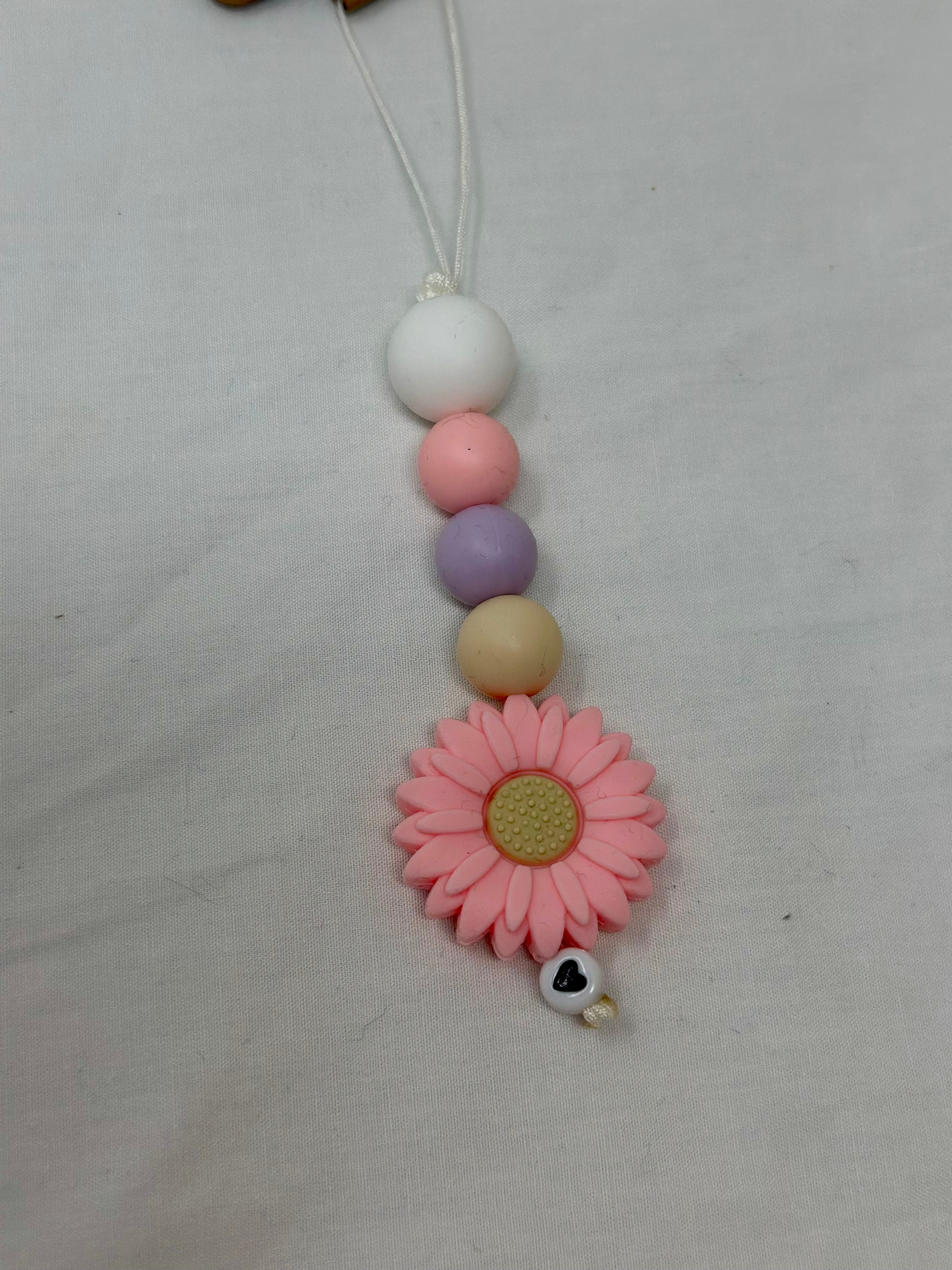 Bijou téléphone romanesque 15cm grande fleur rose perles tendres Atelier Aorée
