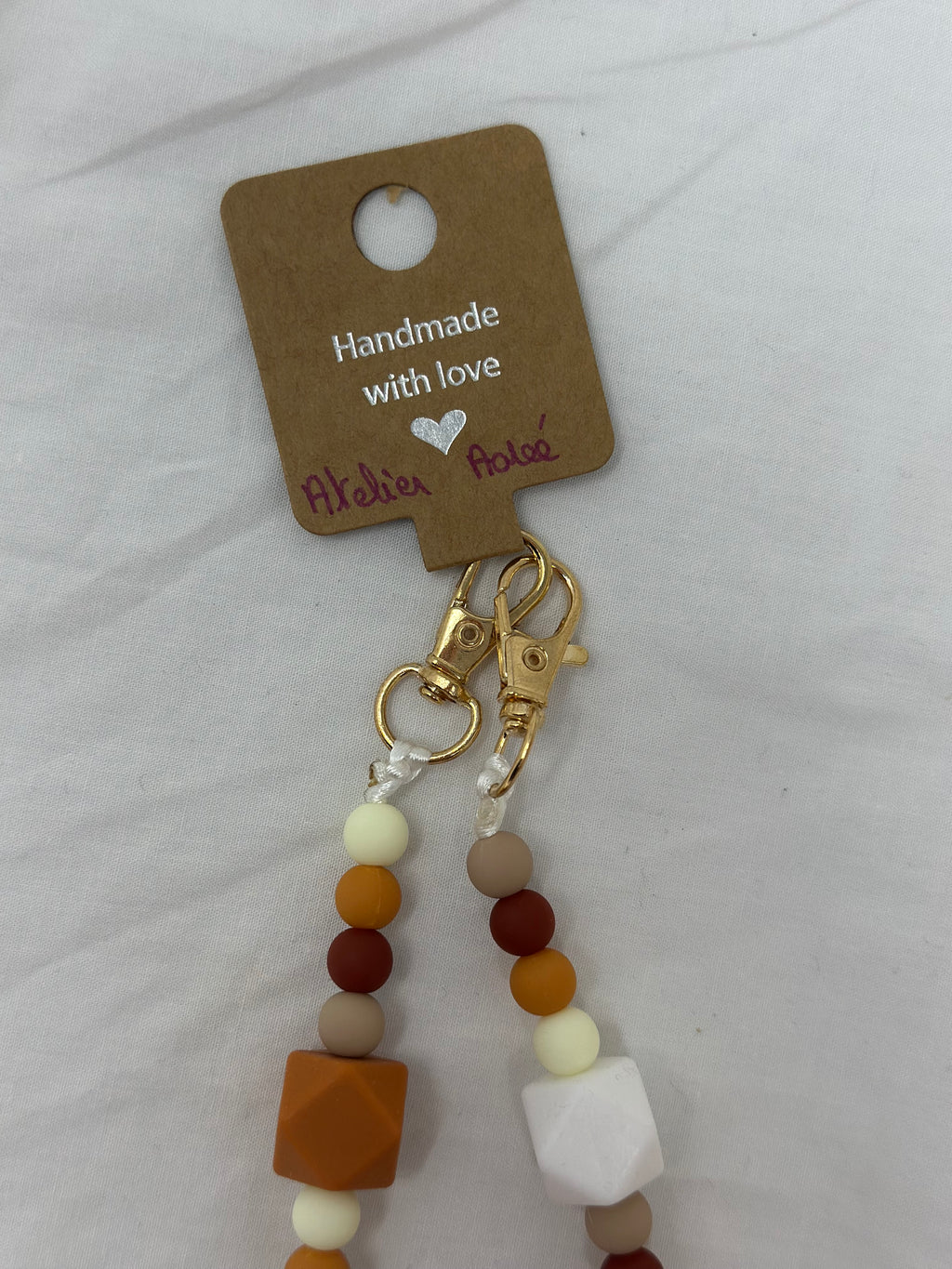 Bijou chaîne téléphone marron 36cm tons naturels perles bois Atelier Aorée
