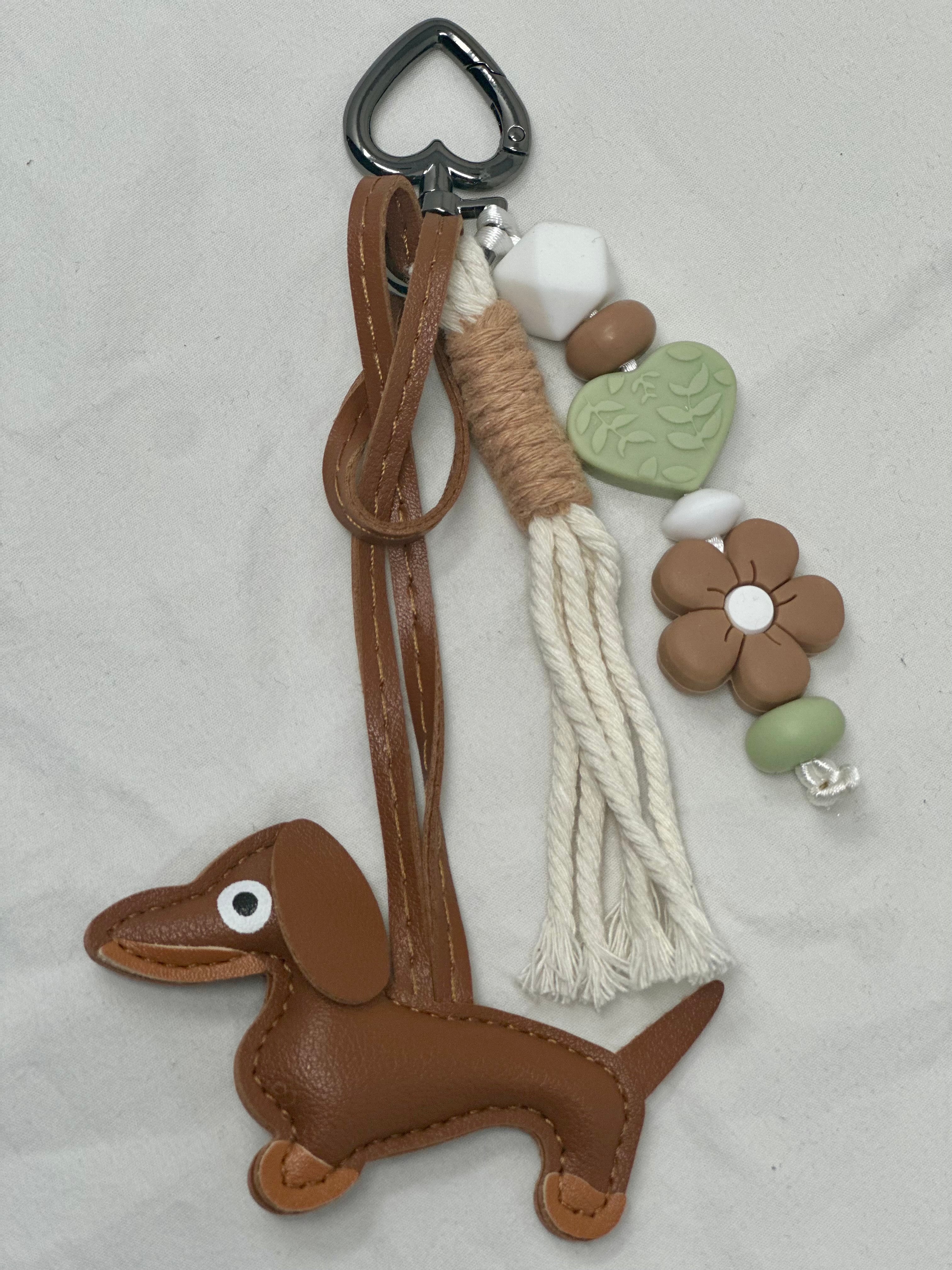 Le Grigri mini teckel marron - Atelier Aorée