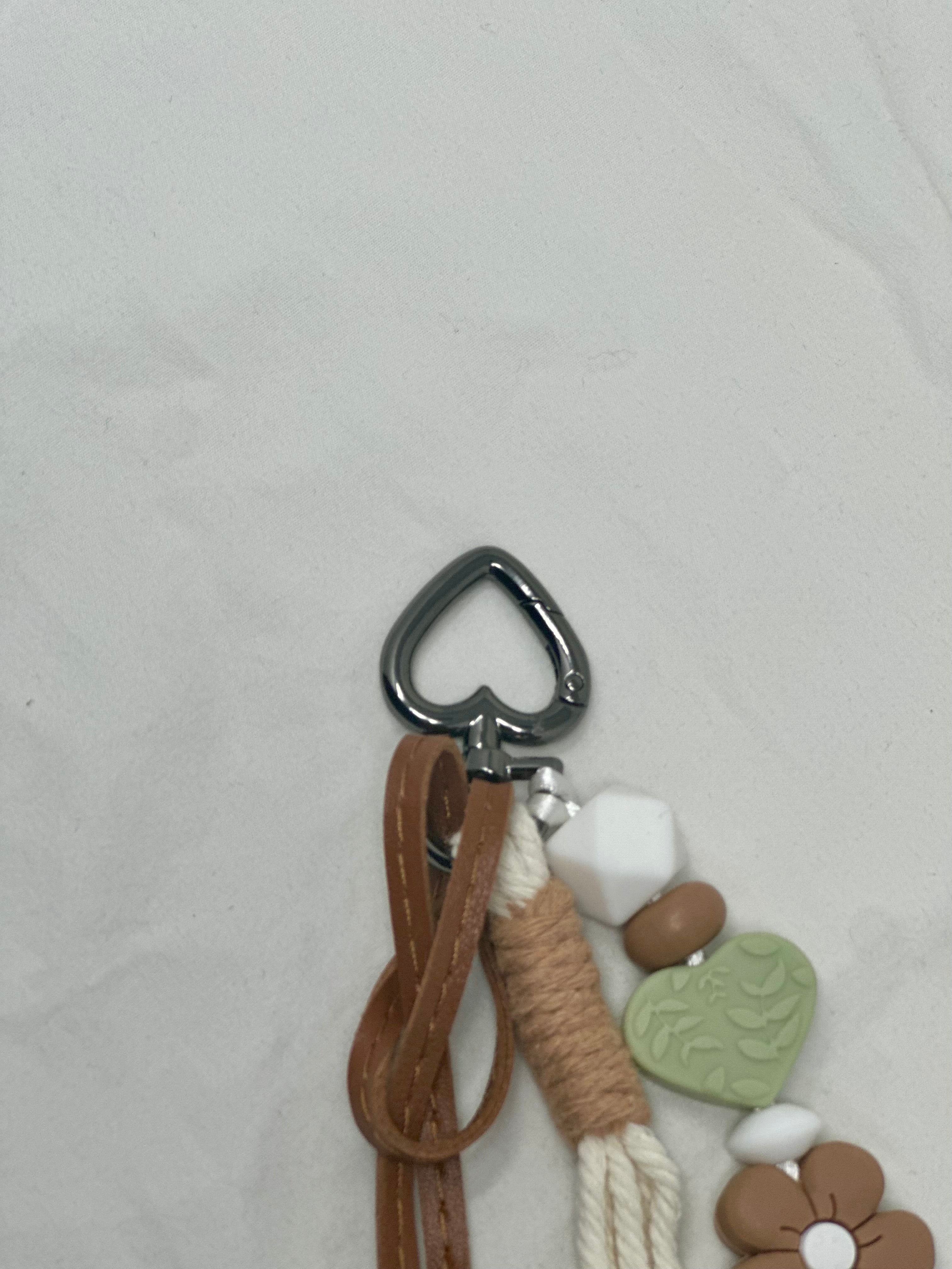 Le Grigri mini teckel marron - Atelier Aorée