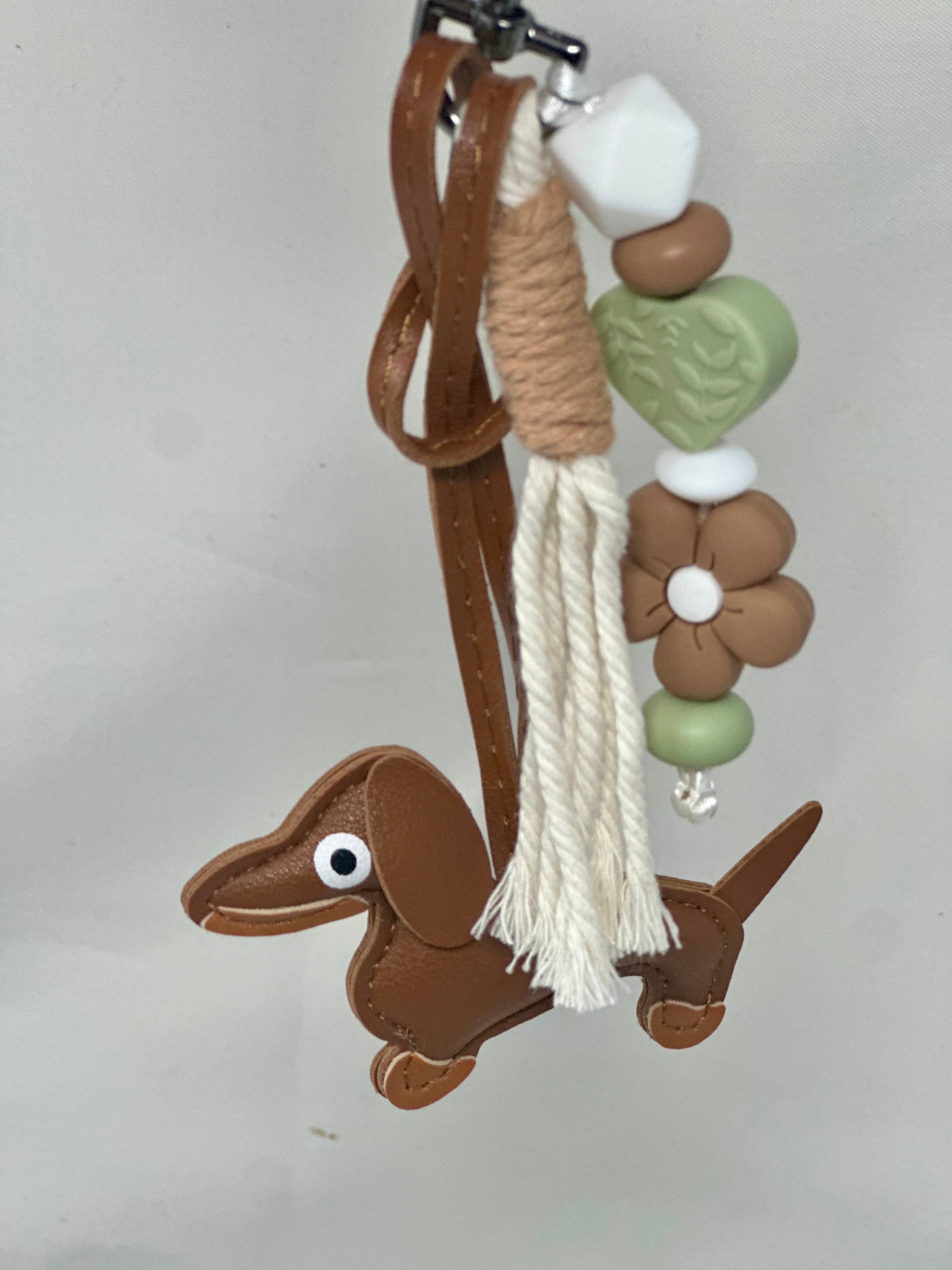 Le Grigri mini teckel marron - Atelier Aorée