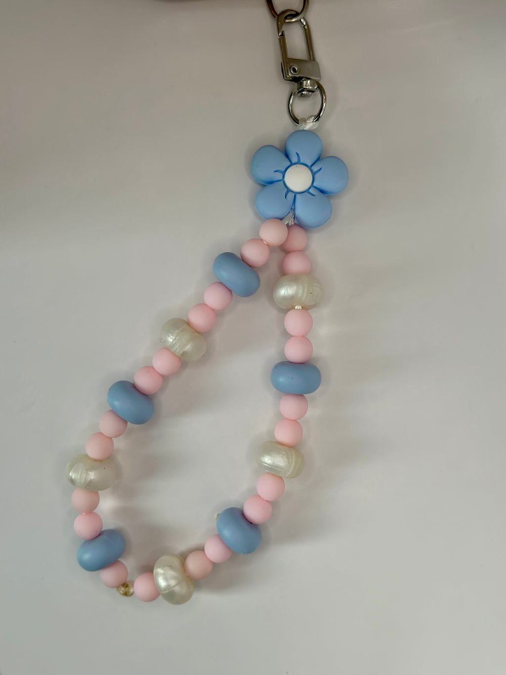 Bijou chaîne fleur bleu 18cm mousquetons noirs perles apaisantes Atelier Aorée