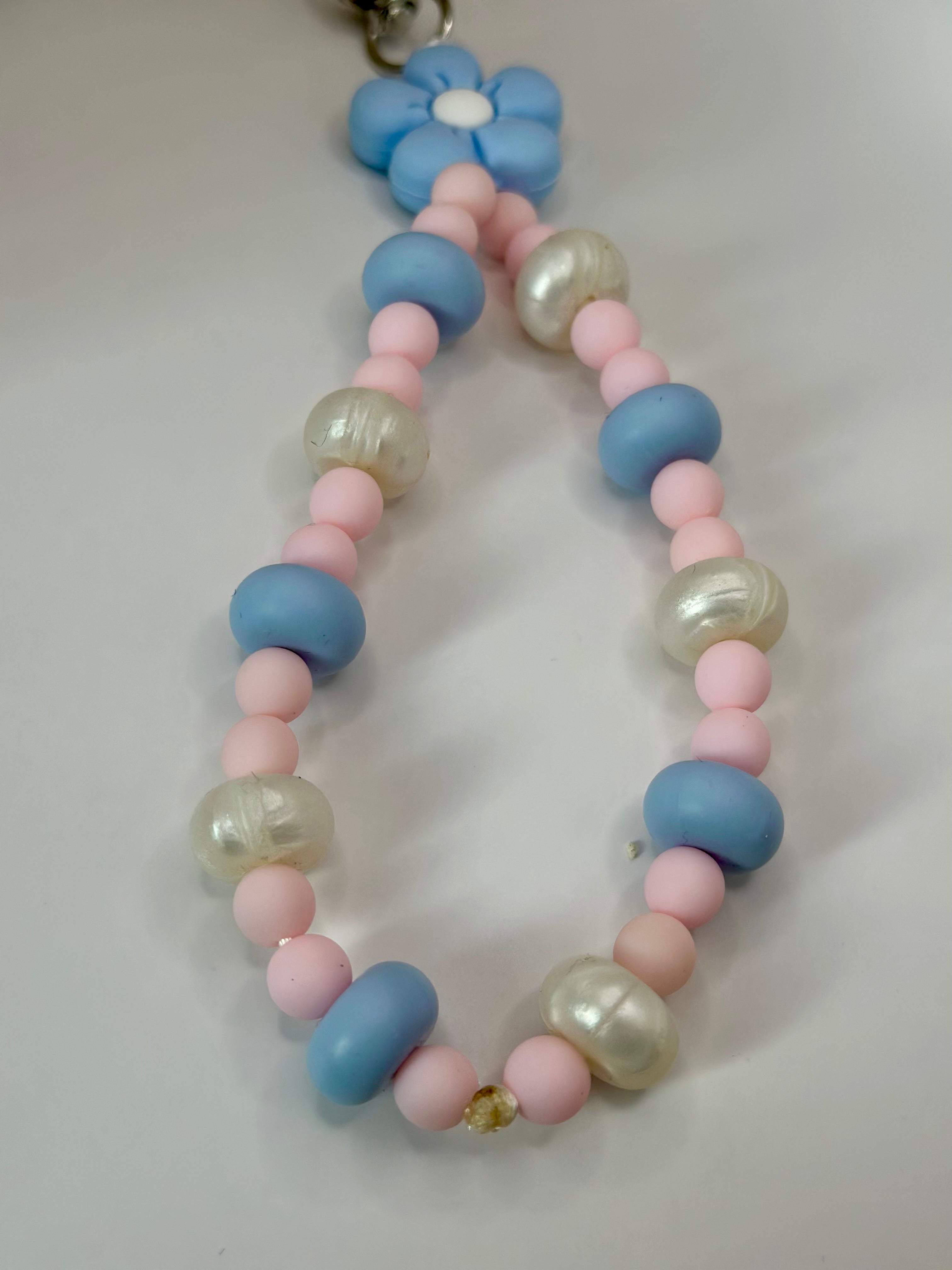 Détail bijou chaîne artisanal fleur bleue centrale fait main France