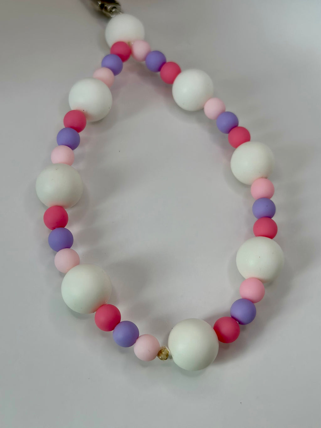  Détail bijou chaîne artisanal couleurs bonbon sucrées fait main France