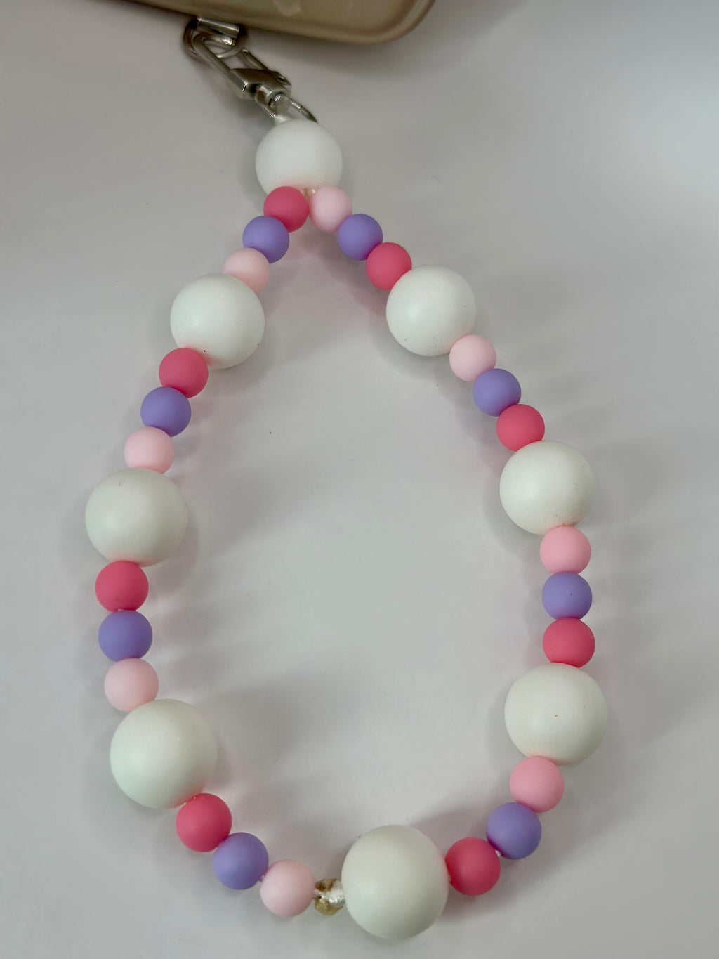 Bijou chaîne poignet perles fraise mousquetons argentés