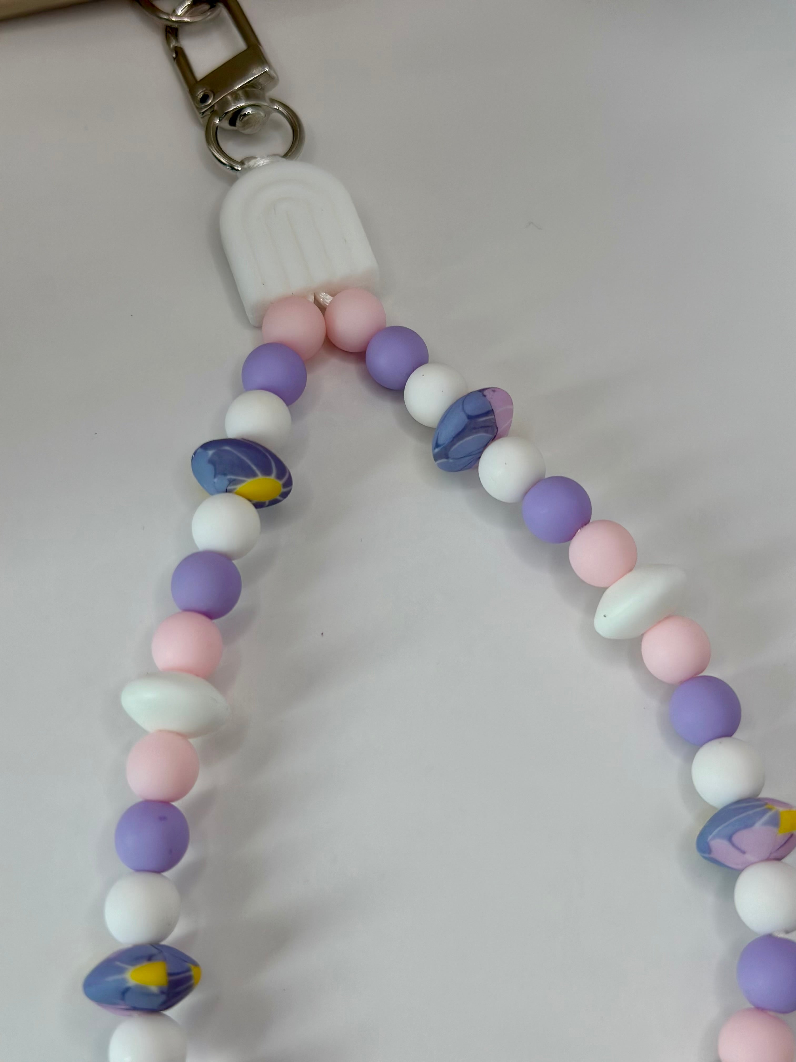 Détail bijou chaîne artisanal couleurs pastel délicates fait main France