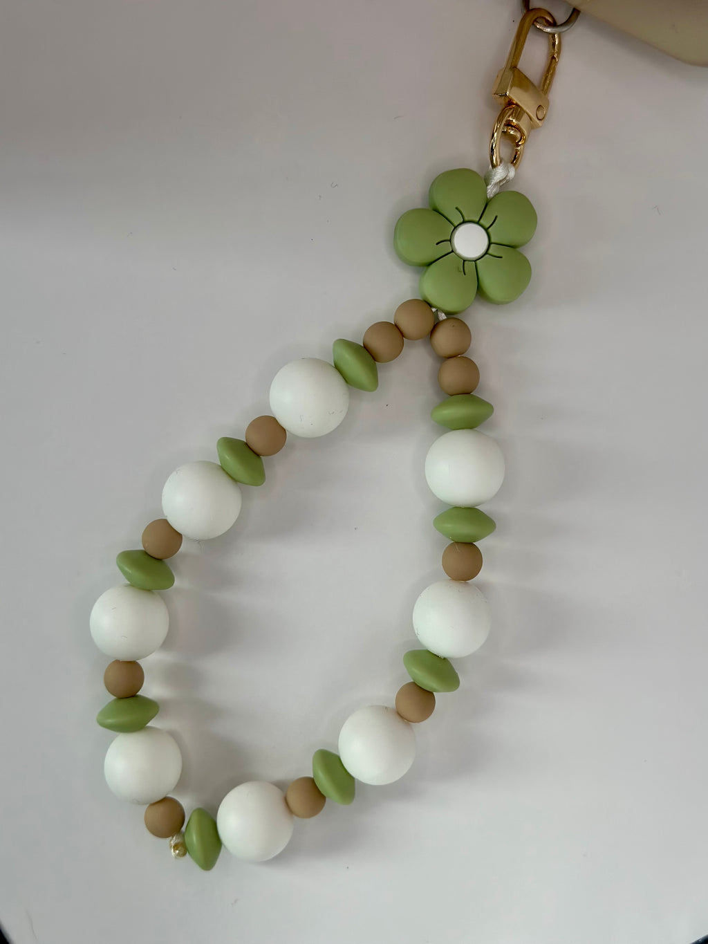 Détail bijou chaîne artisanal couleurs terre authentiques fait main France 