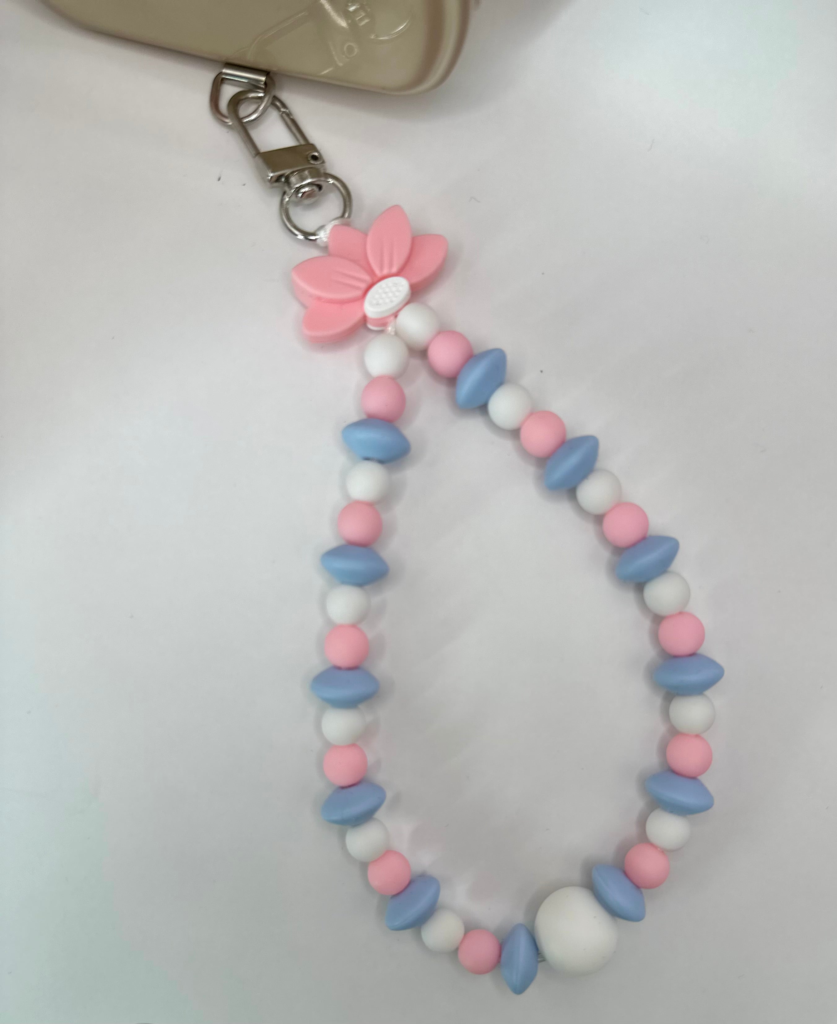 Détail bijou chaîne artisanal couleurs romantiques fait main France