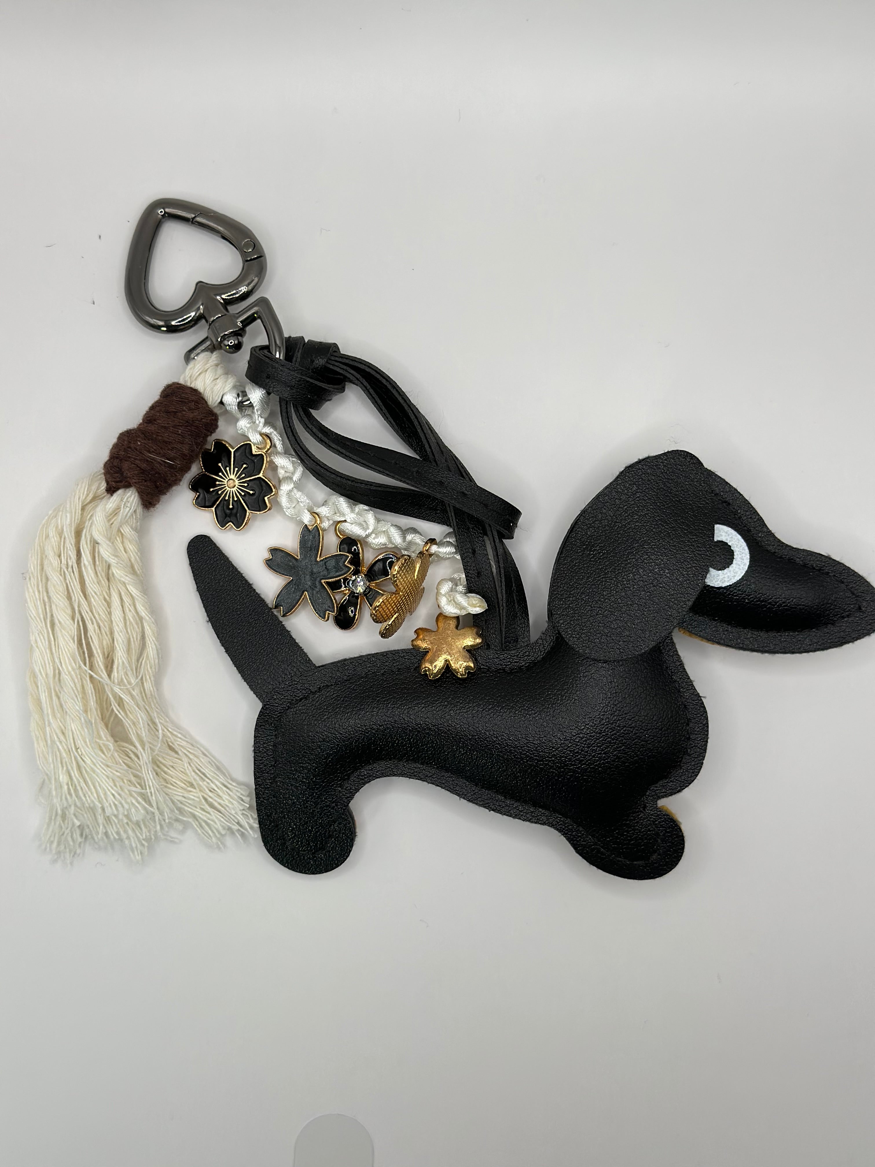 Grigri teckel noir porte-bonheur élégant artisanal Atelier Aorée