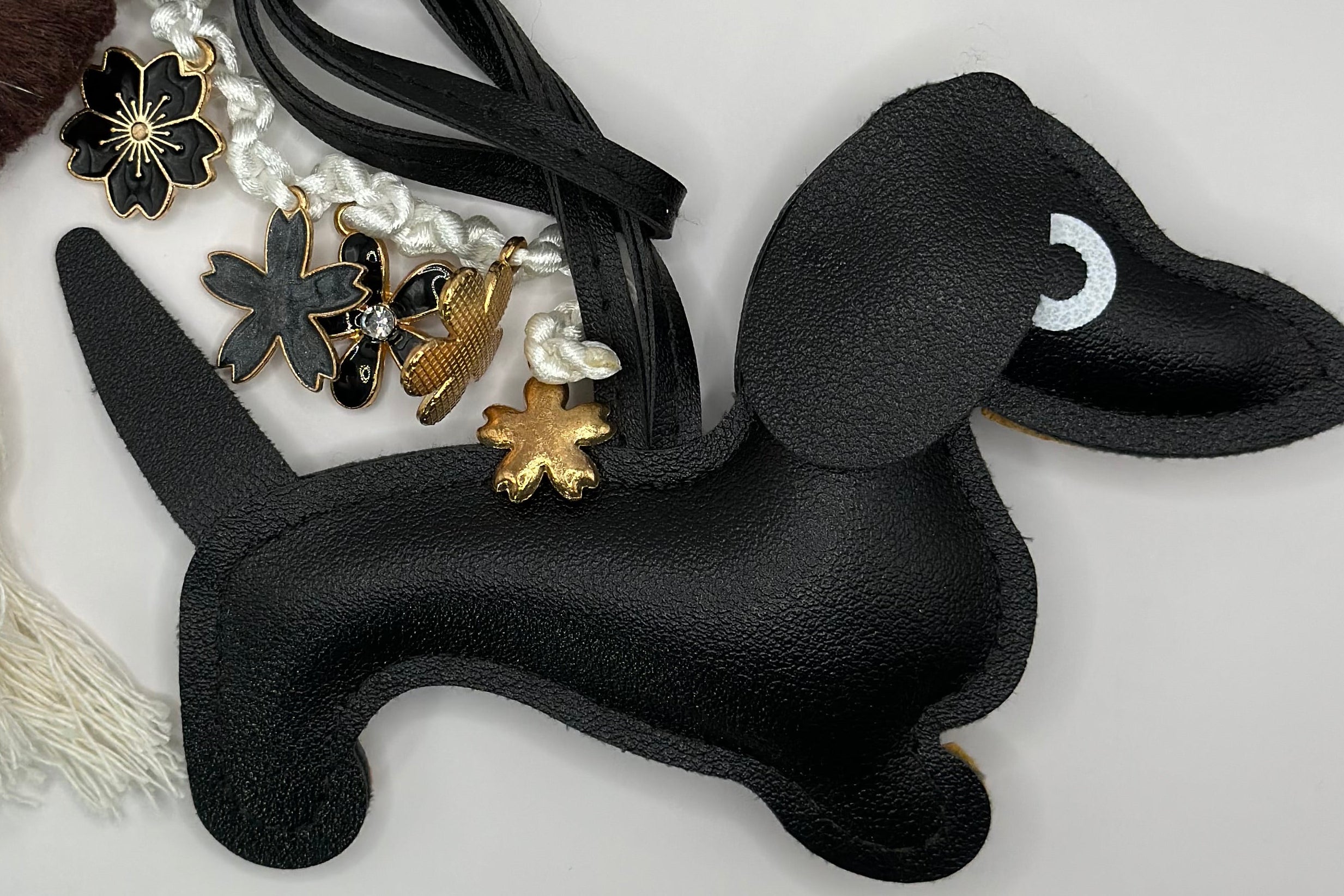 Détail grigri artisanal teckel sophistiqué fait main France