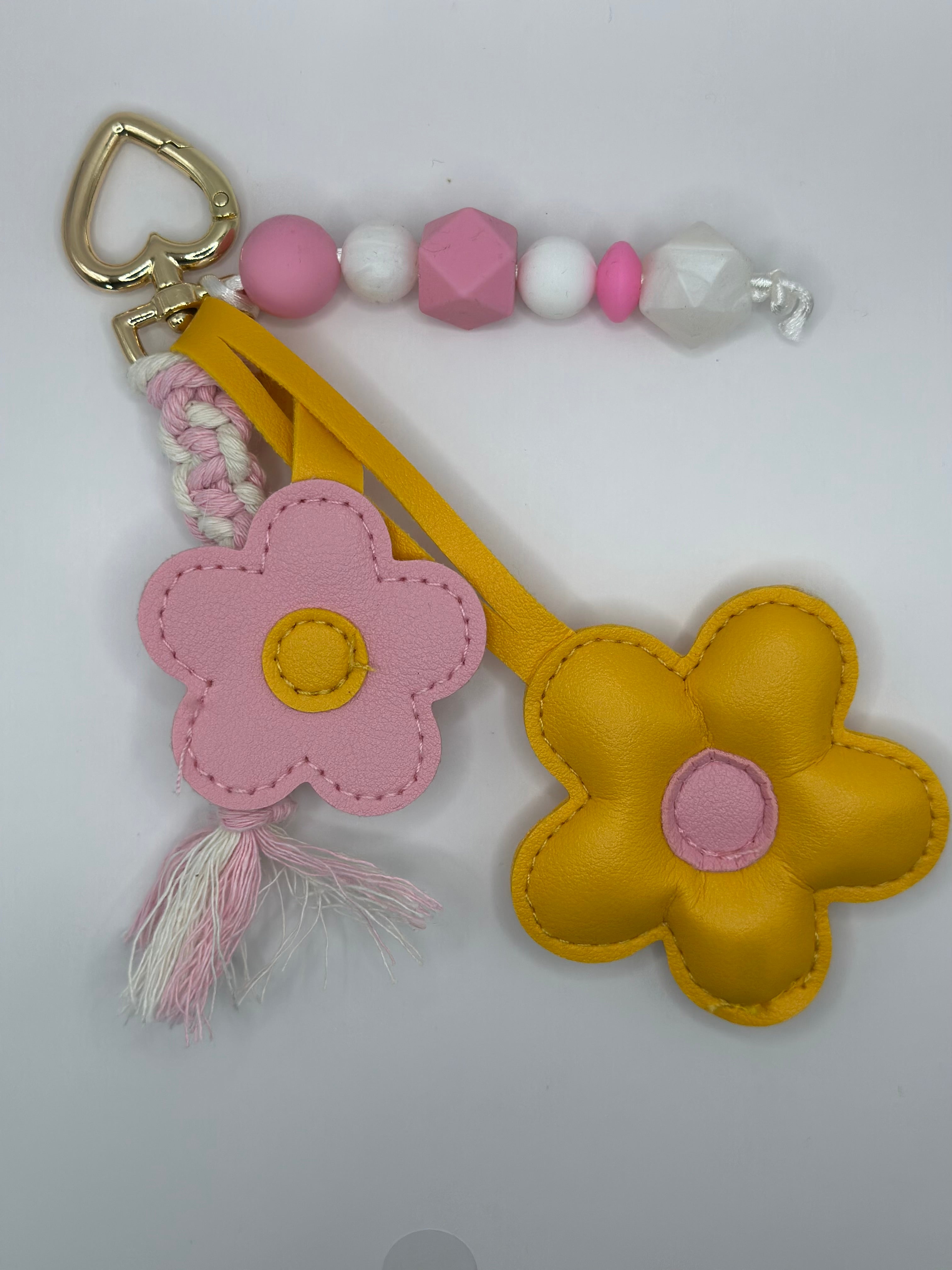 Grigri fleur rose jaune porte-bonheur fleuri artisanal Atelier Aorée