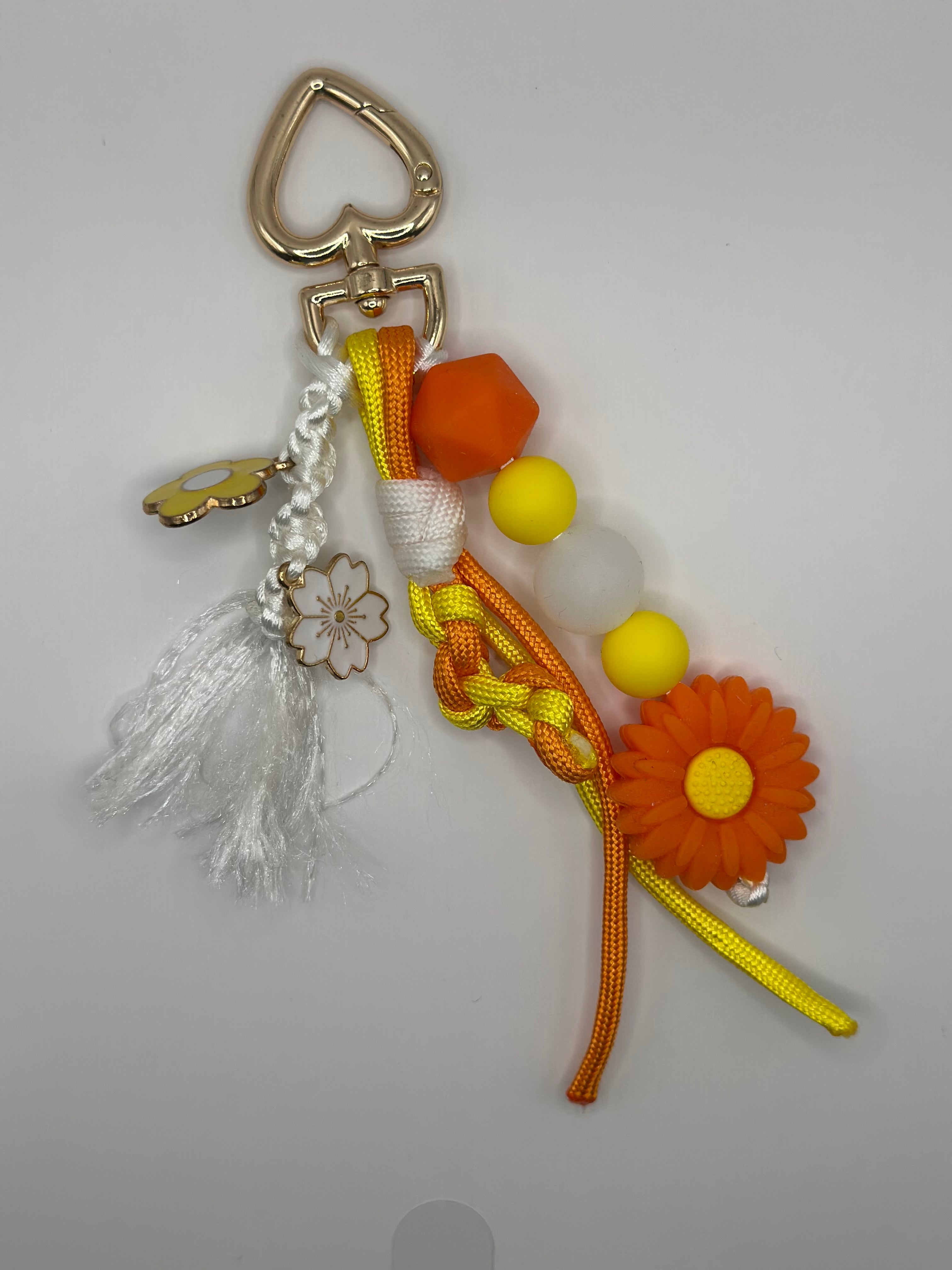 Grigri orange jaune porte-bonheur solaire artisanal Atelier Aorée 