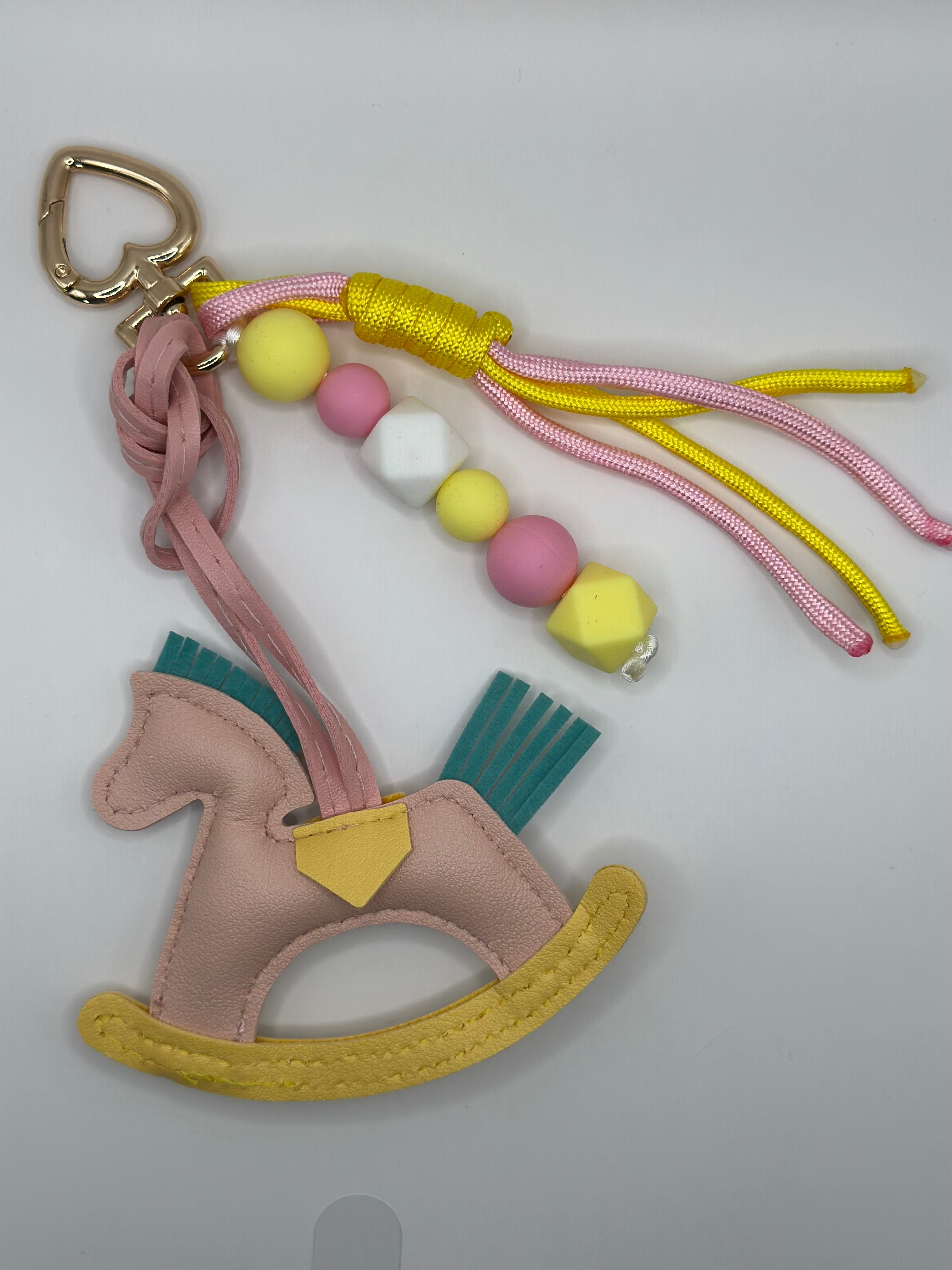 Grigri papillons rose violet porte-bonheur artisanal Atelier Aorée I