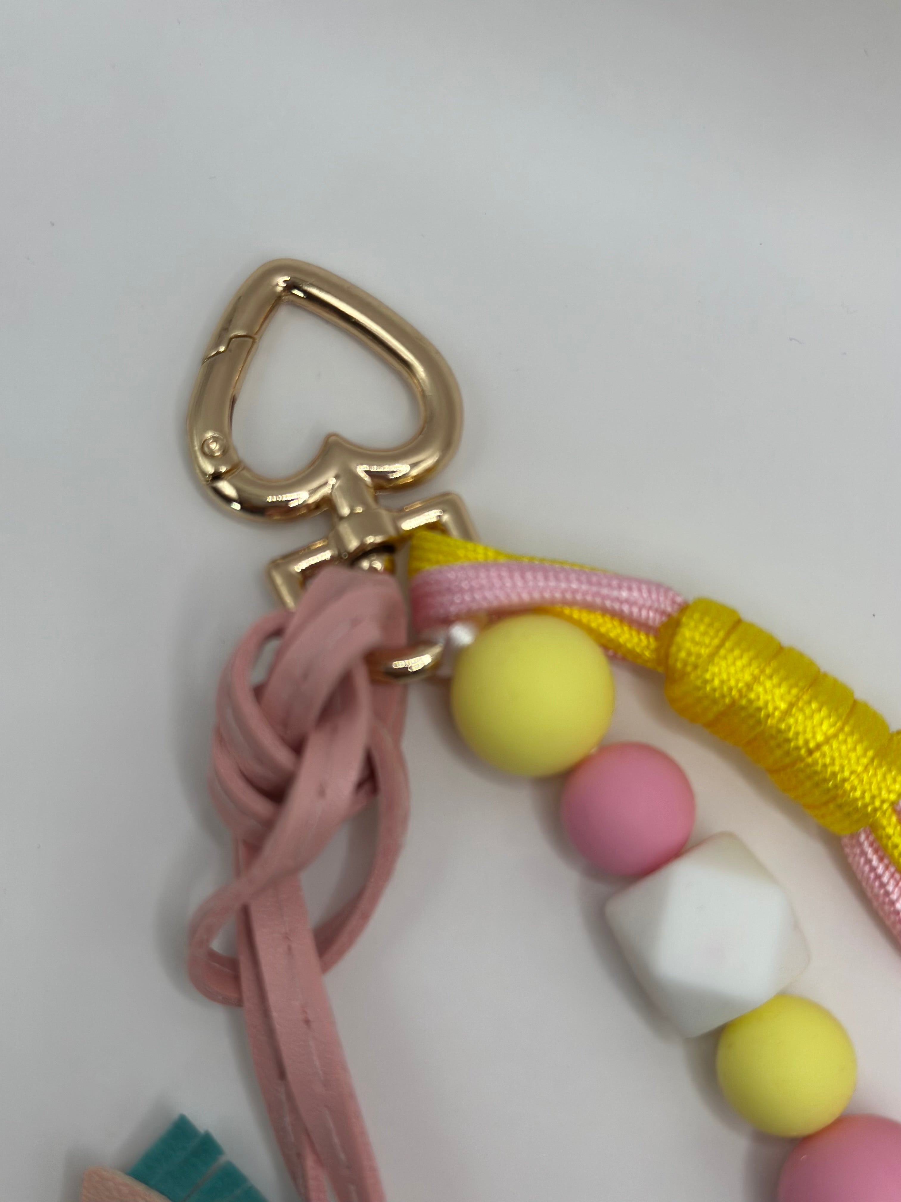 Grigri porte-bonheur liberté force intérieure couleurs éclatantes