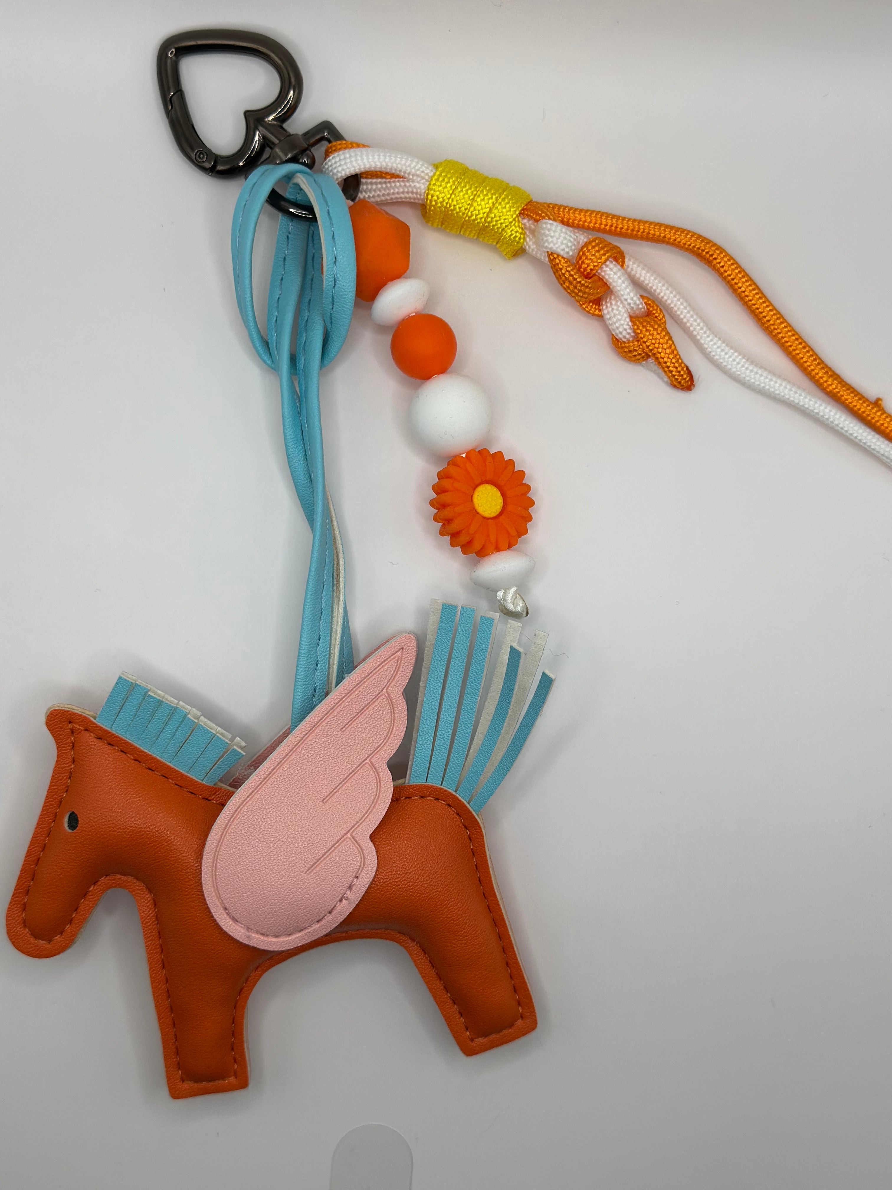 Grigri cheval orange blanc porte-bonheur vitaminé Atelier Aorée