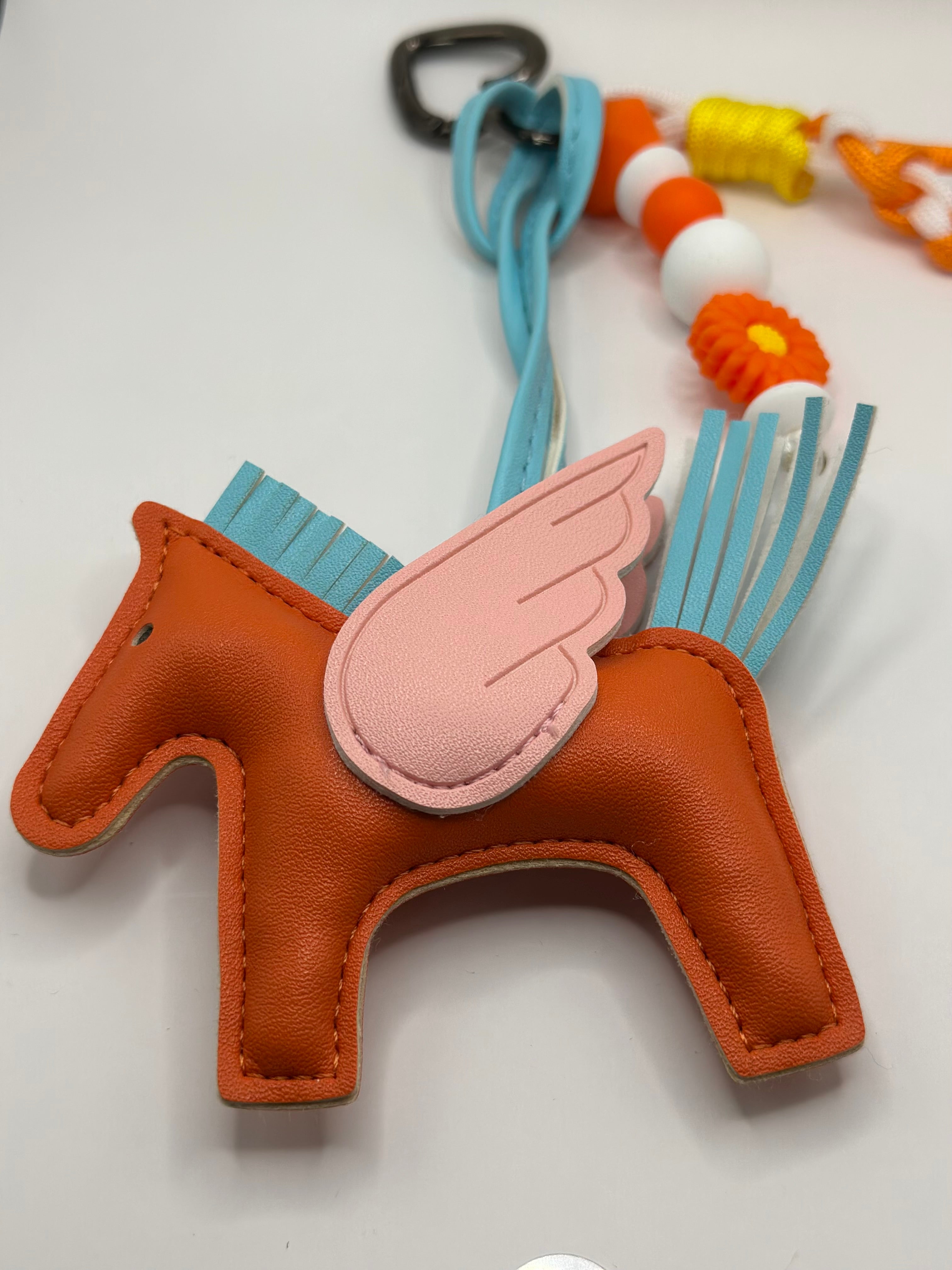 Grigri cheval orange blanc accessoire dynamique artisanal français