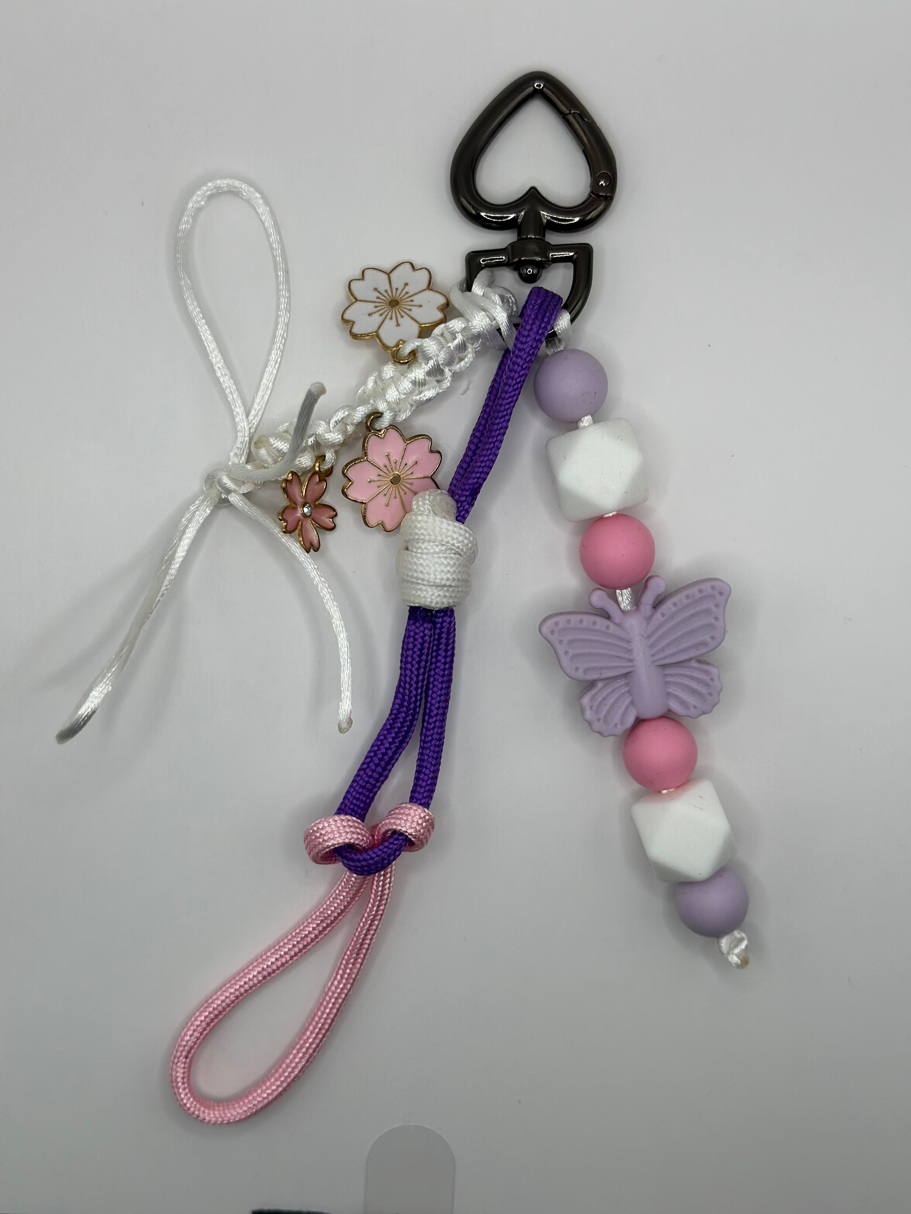 Grigri papillons rose violet porte-bonheur artisanal Atelier Aorée