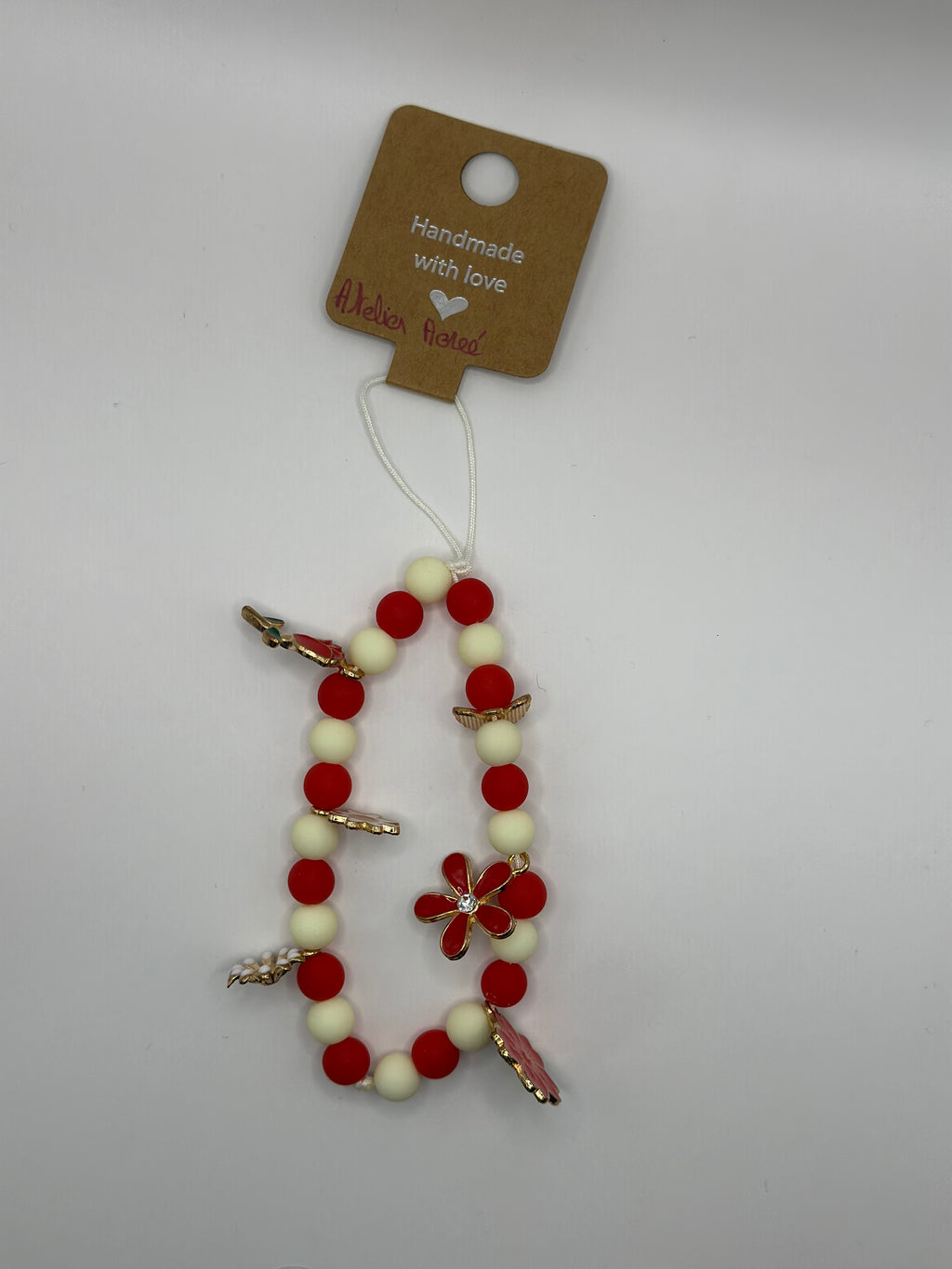 Détail bijou cordon artisanal couleurs rouge élégantes fait main France