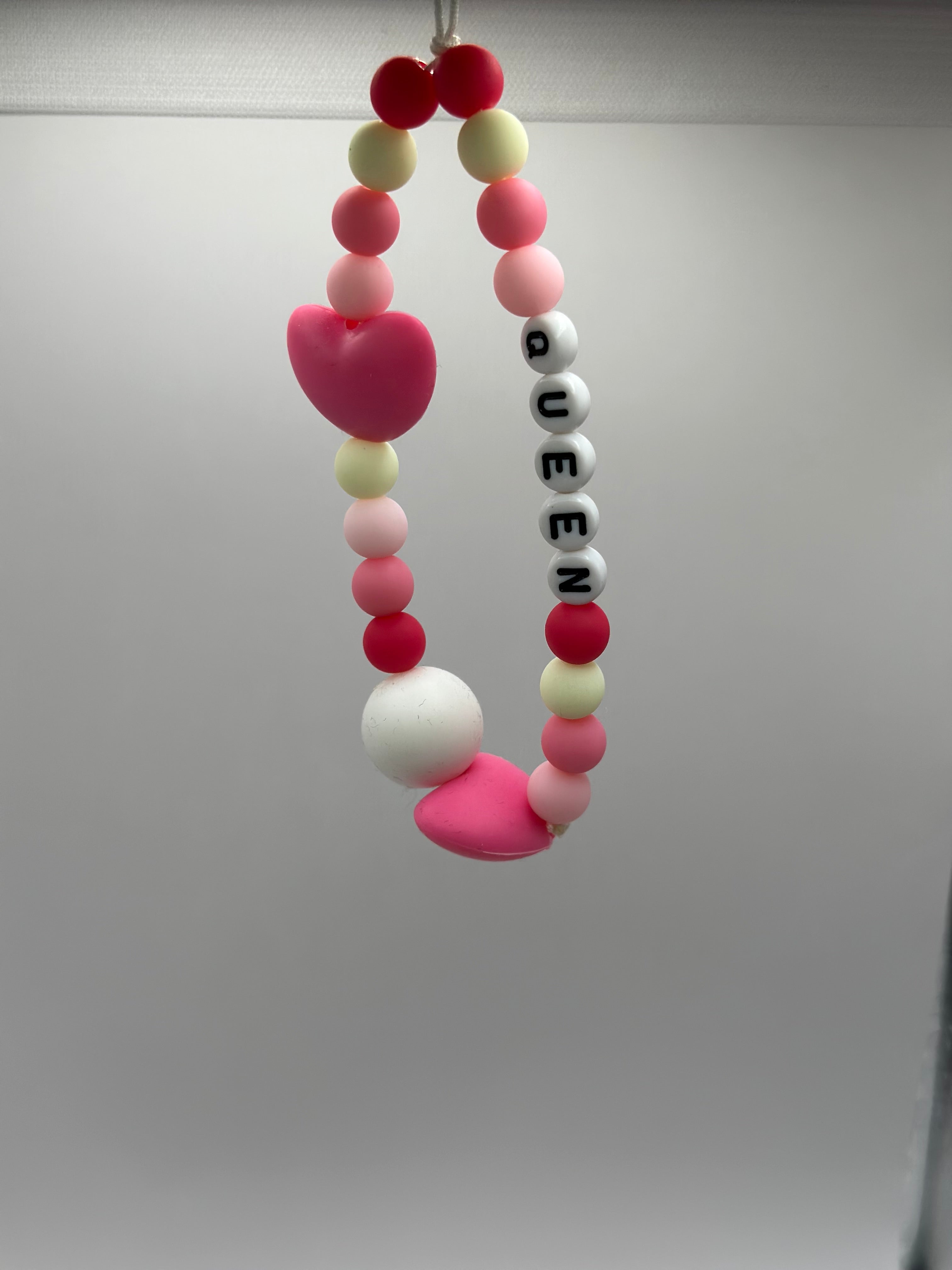 Bijou téléphone Queen 13cm message empowerment perles roses Atelier Aorée 