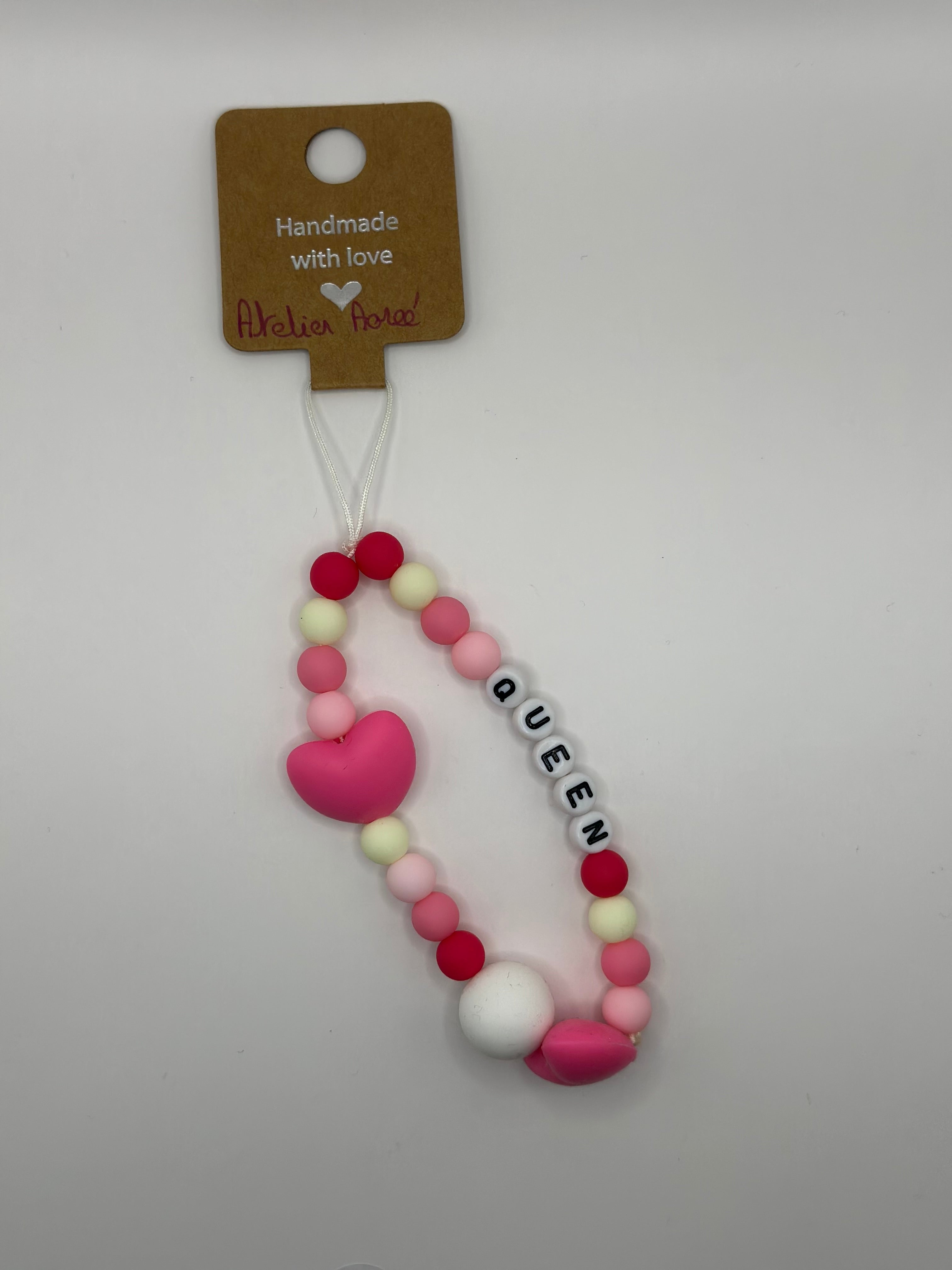  Détail bijou téléphone artisanal lettres QUEEN cœurs fait main France 