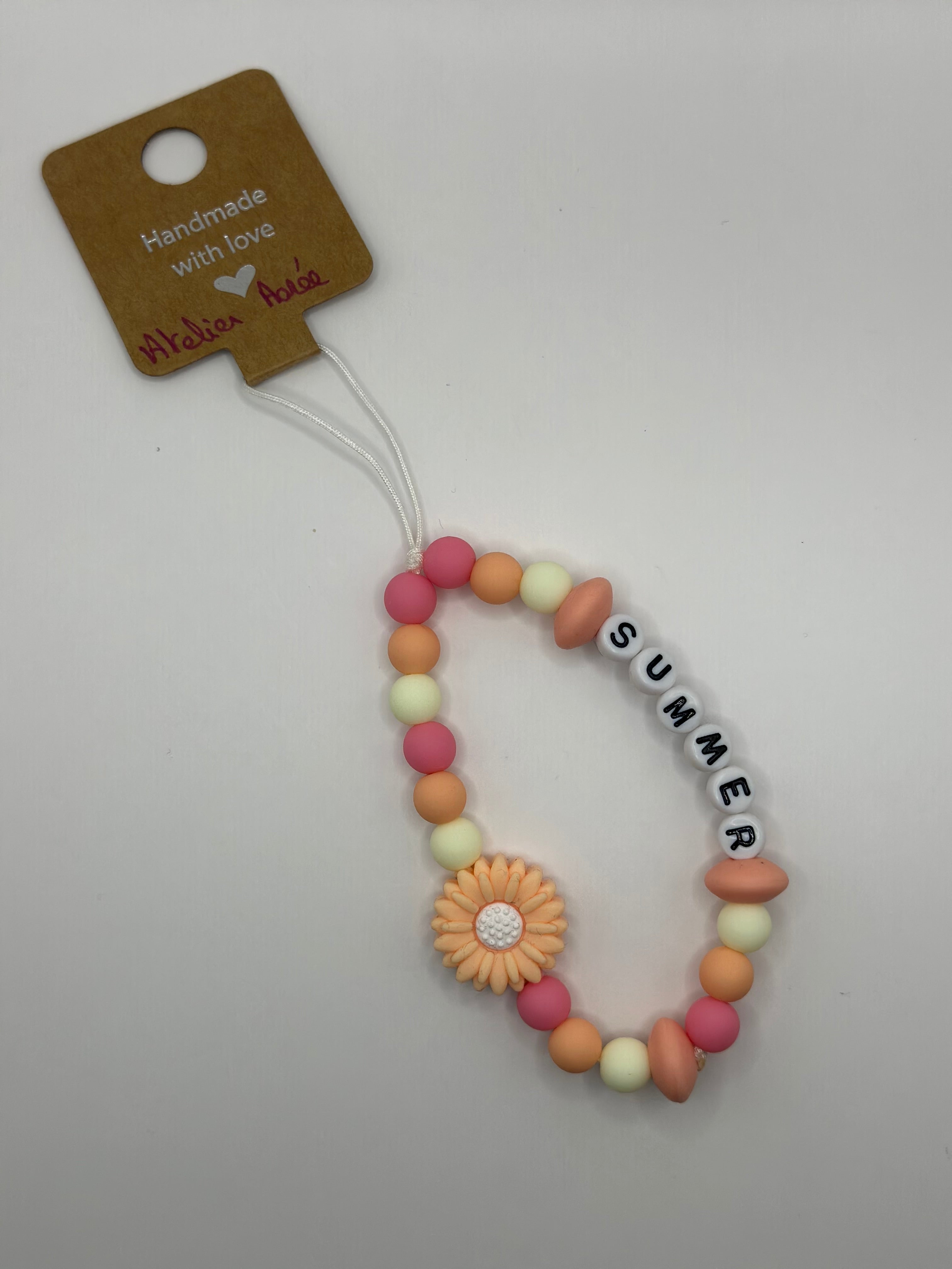 Détail bijou téléphone artisanal couleurs estivales fait main France 