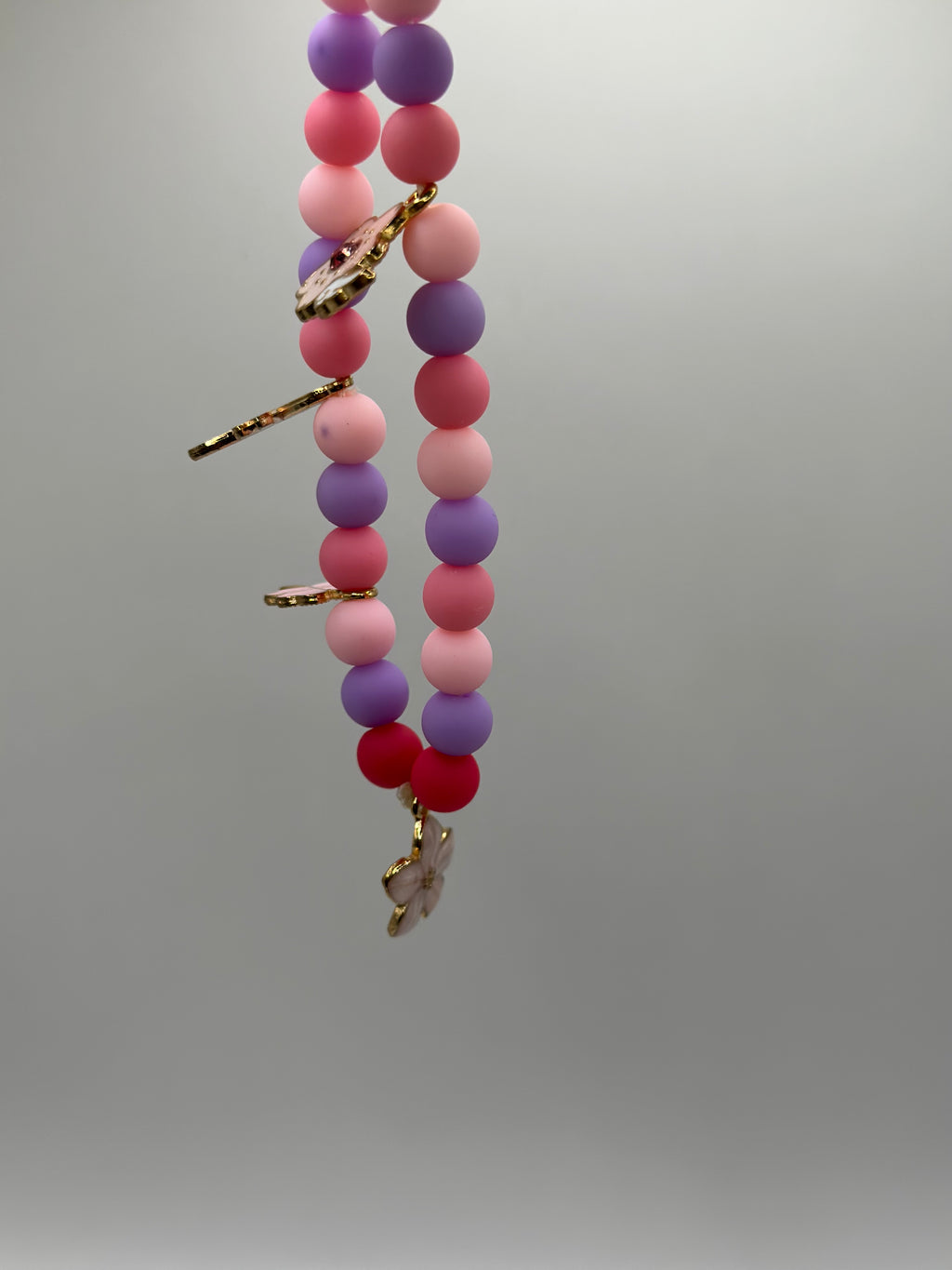 Bijou téléphone rose papillons 18cm perles délicates breloques romantiques Atelier Aorée