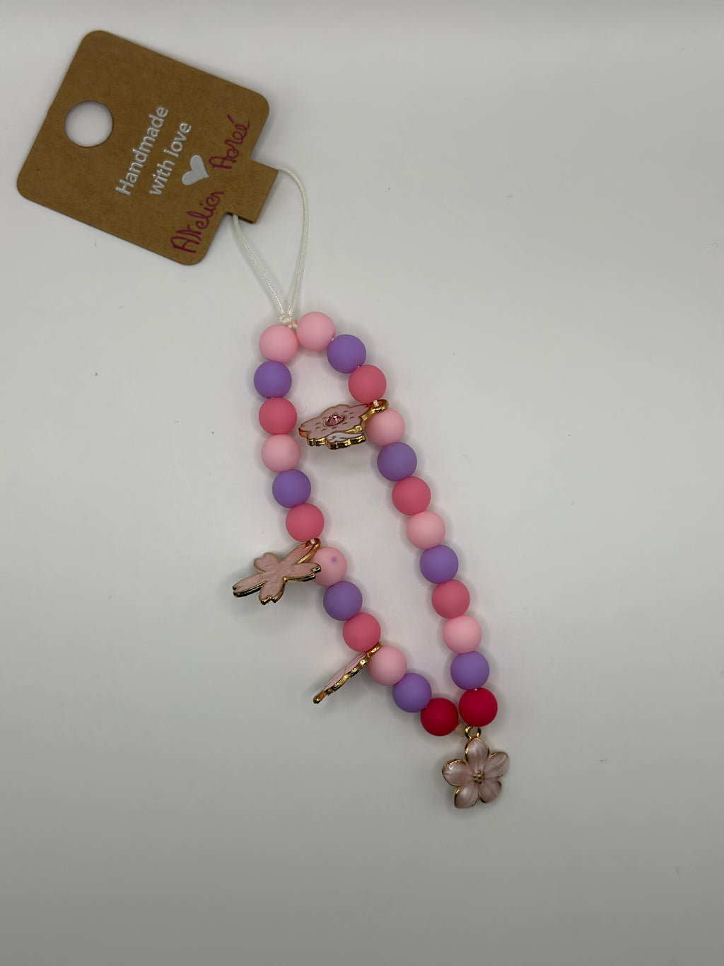 Détail bijou téléphone artisanal fleur roses fait main France 