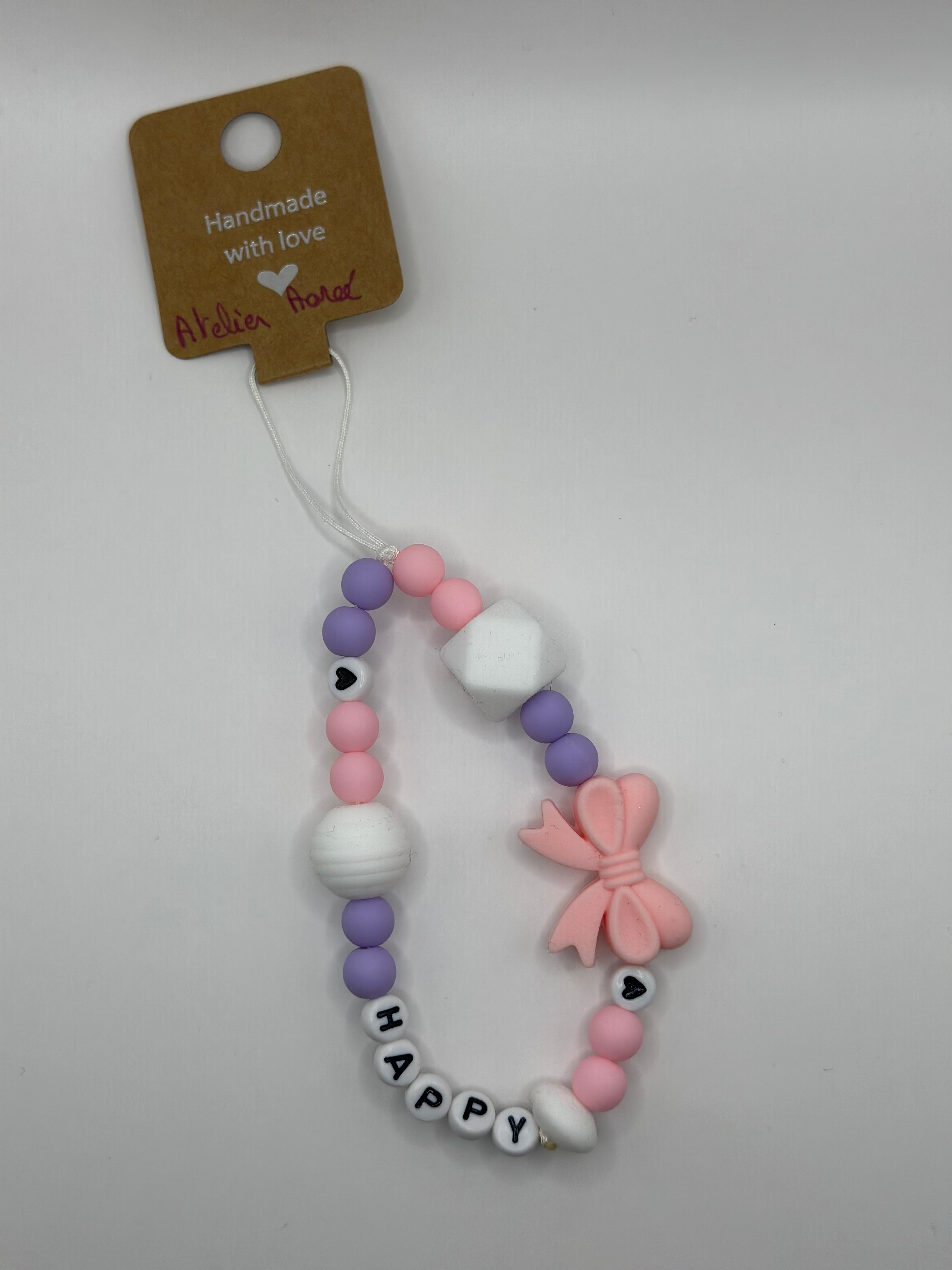 Détail bijou téléphone artisanal lettres HAPPY énergie positive fait main France 