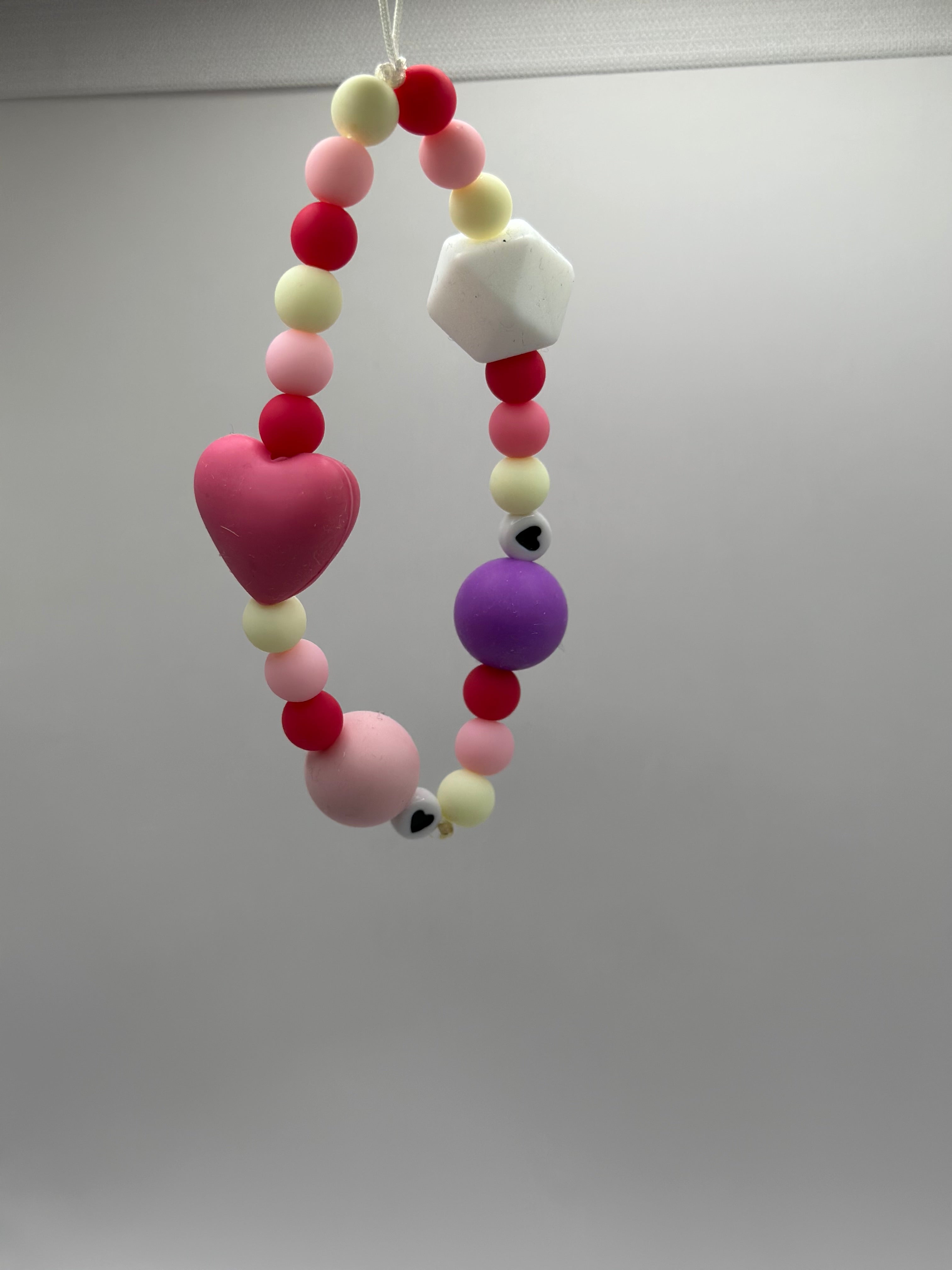  Détail bijou téléphone artisanal cœurs relief romantisme fait main France