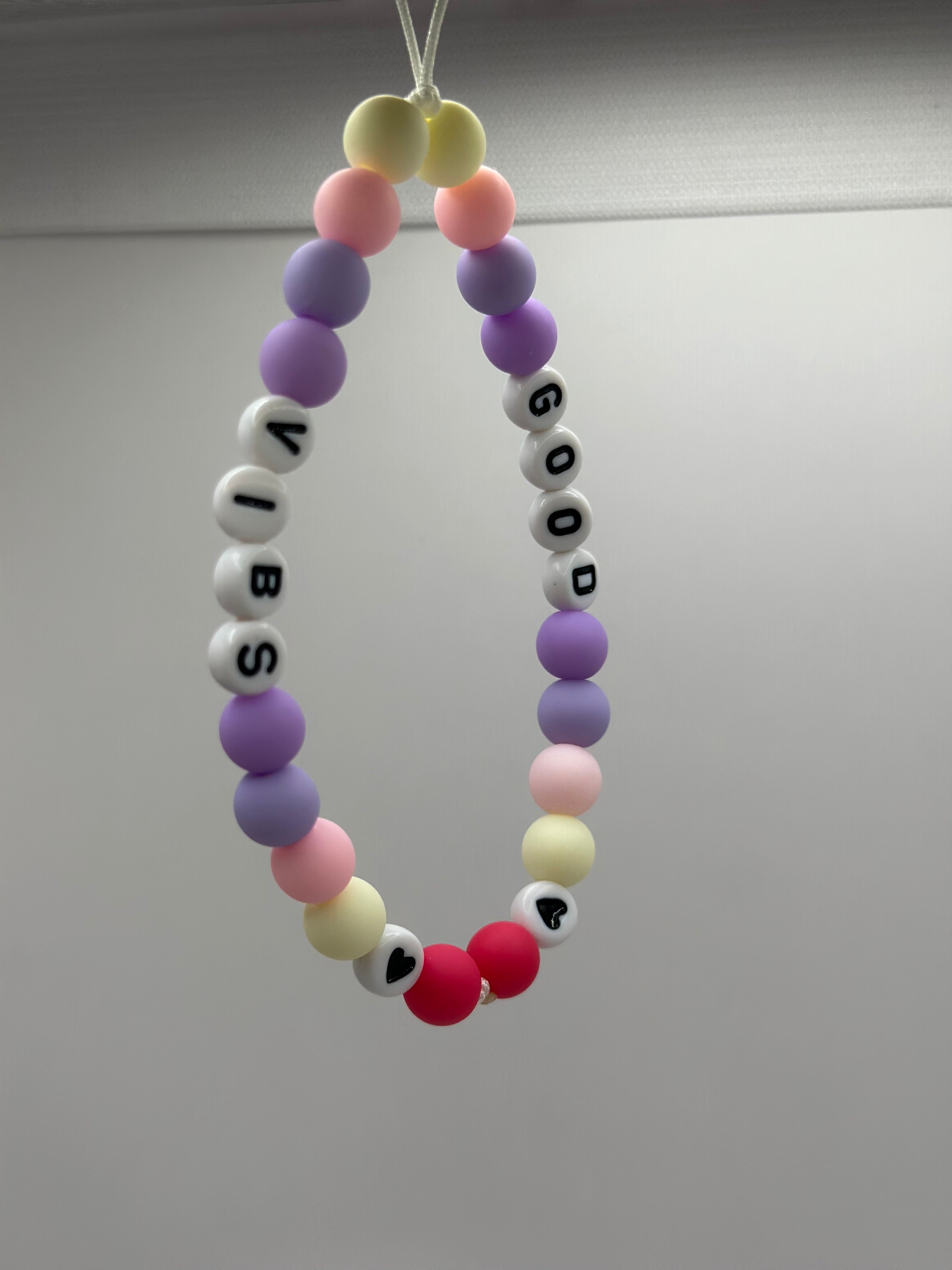 Bijou téléphone Good Vibs 13cm message inspirant dégradé rose Atelier Aorée