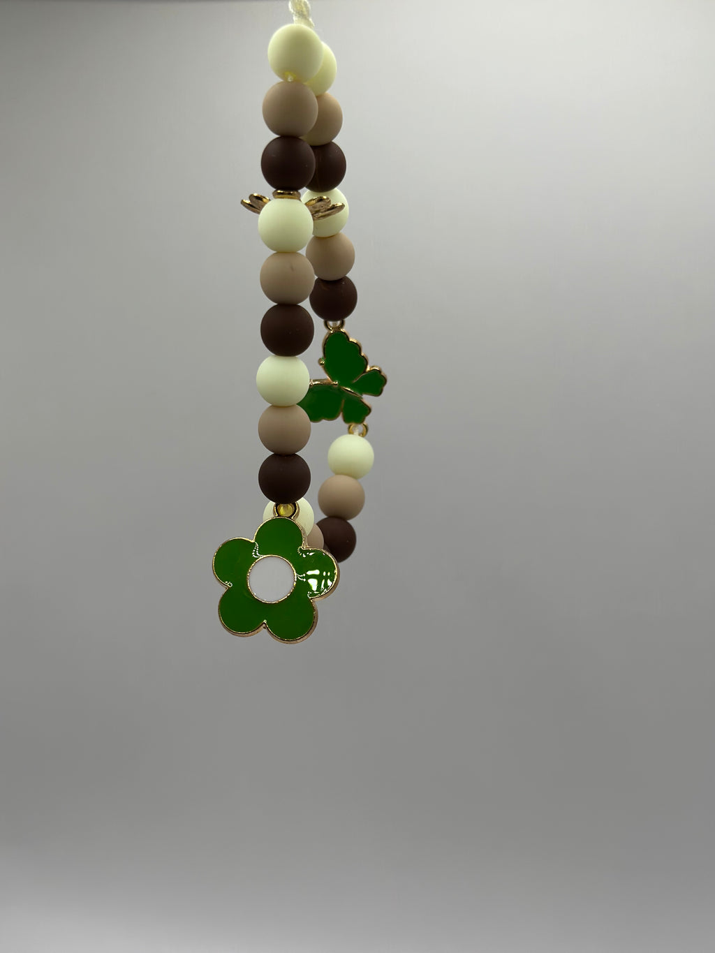 Bijou téléphone papillons vert 18cm perles vertes breloques nature Atelier Aorée