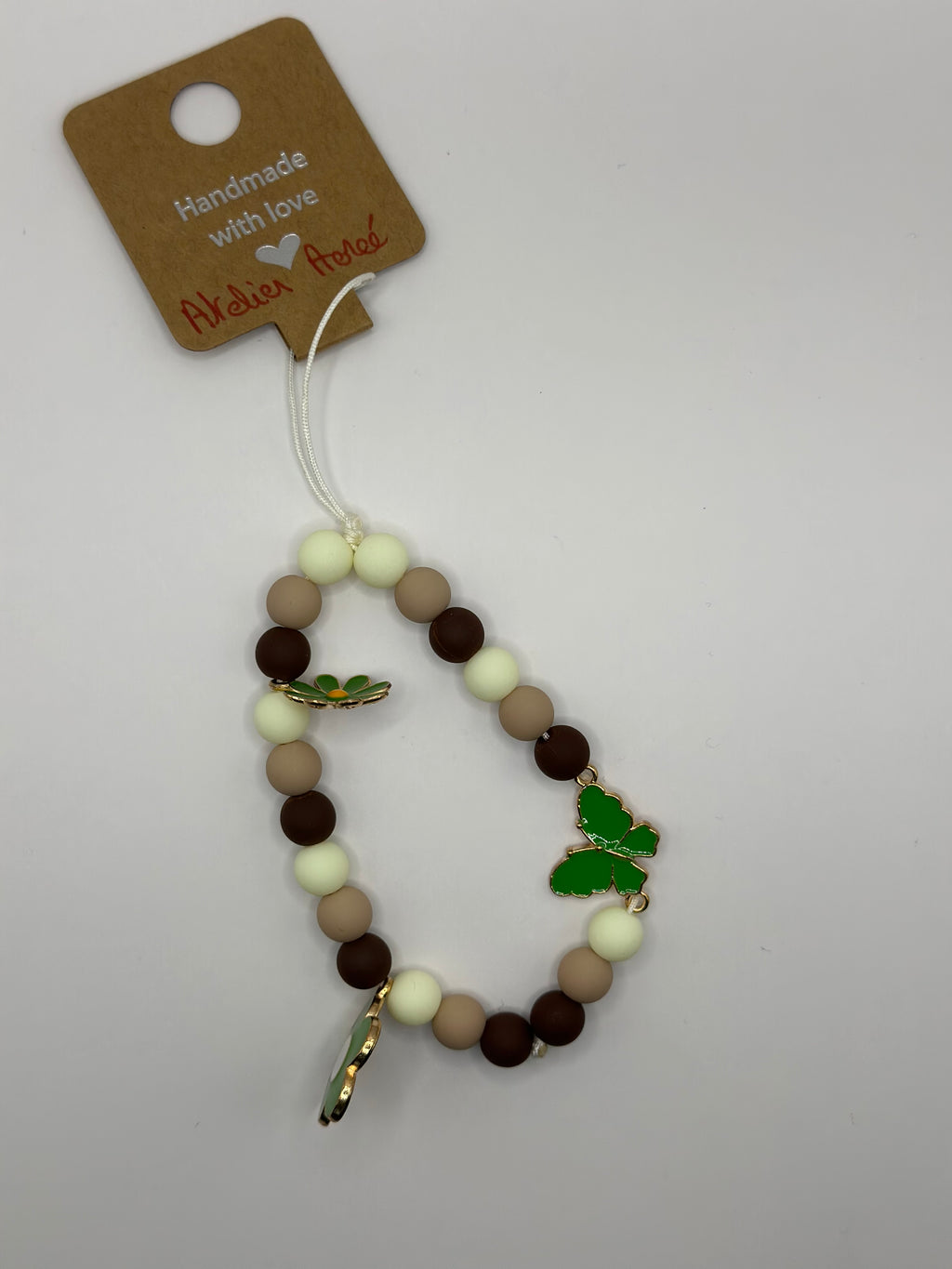 Détail bijou téléphone artisanal papillons délicats fait main France