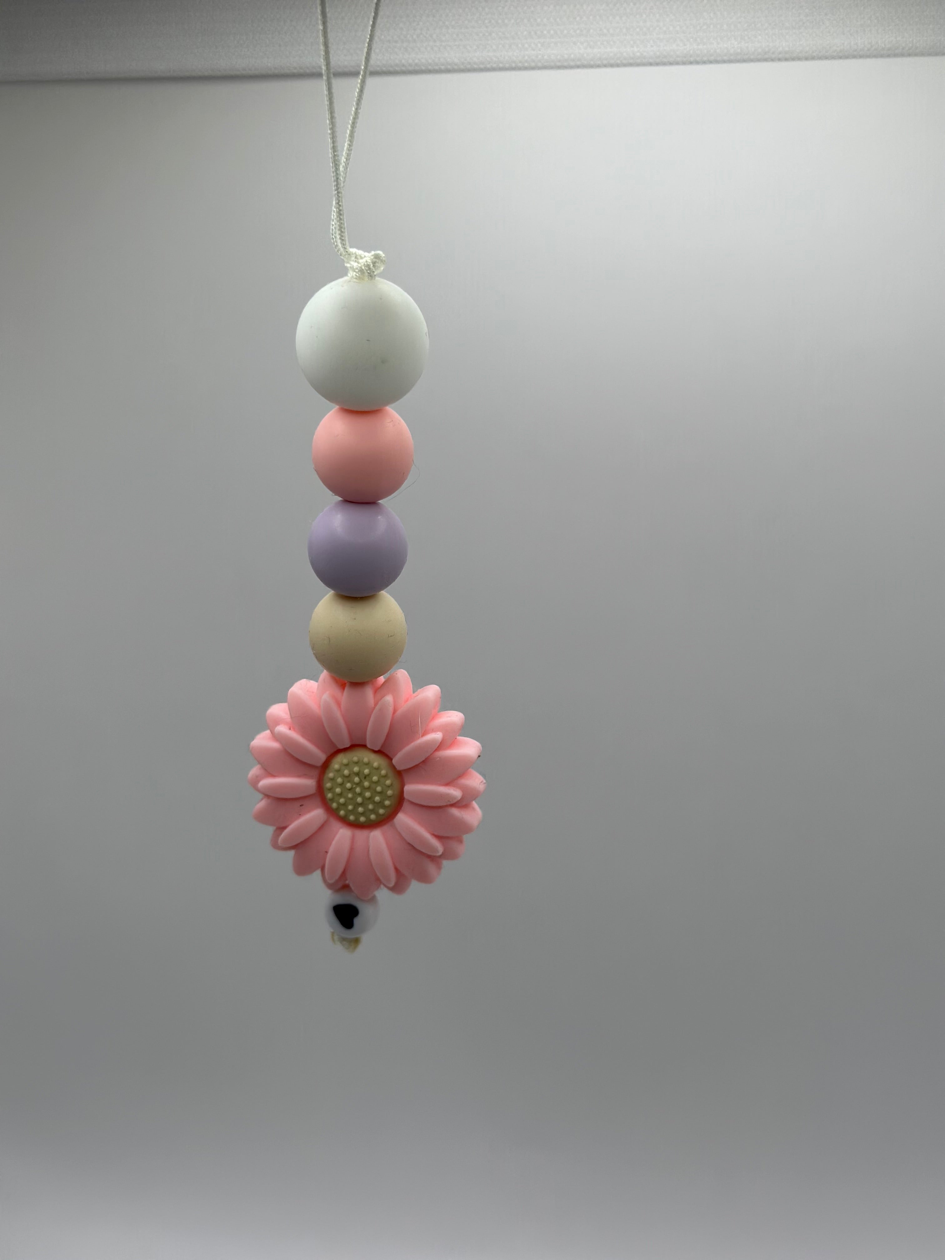 Bijou téléphone romanesque 15cm grande fleur rose perles tendres Atelier Aorée 