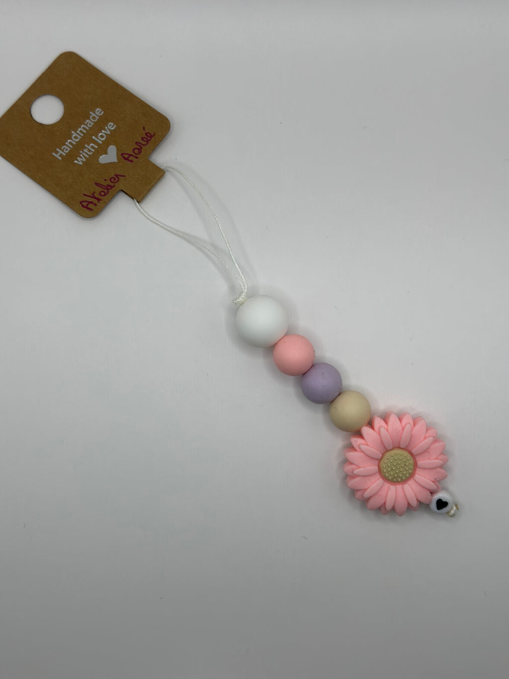 Détail bijou téléphone artisanal fleur rose majestueux fait main France