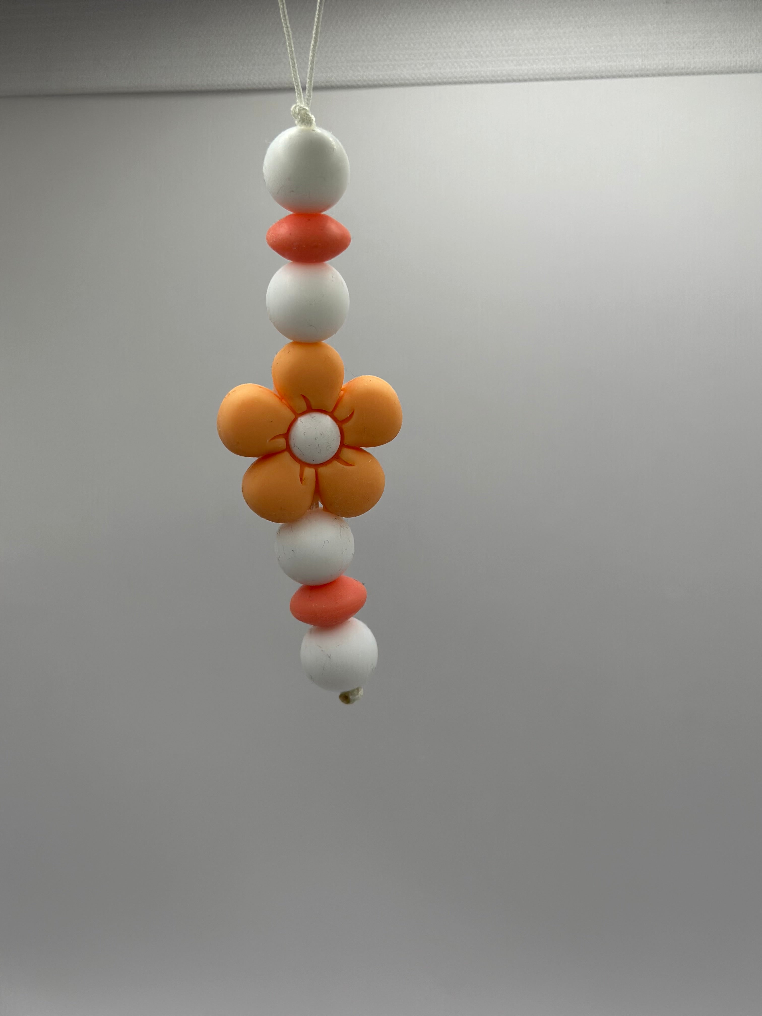 Bijou téléphone pêche 14cm perles blanches fleur délicate Atelier Aorée