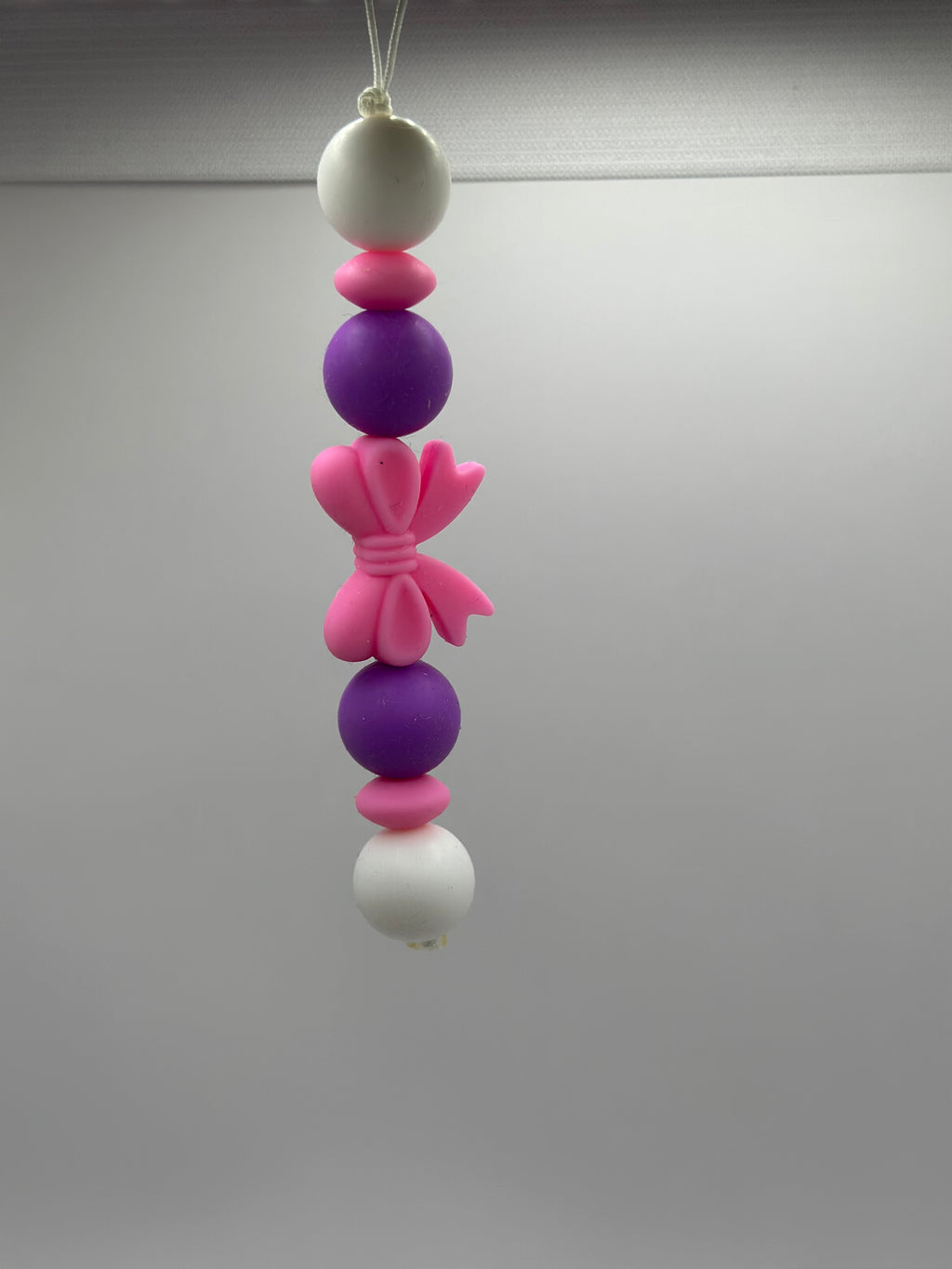 Bijou téléphone noeud rose 15cm perles violettes blanches girly Atelier Aorée